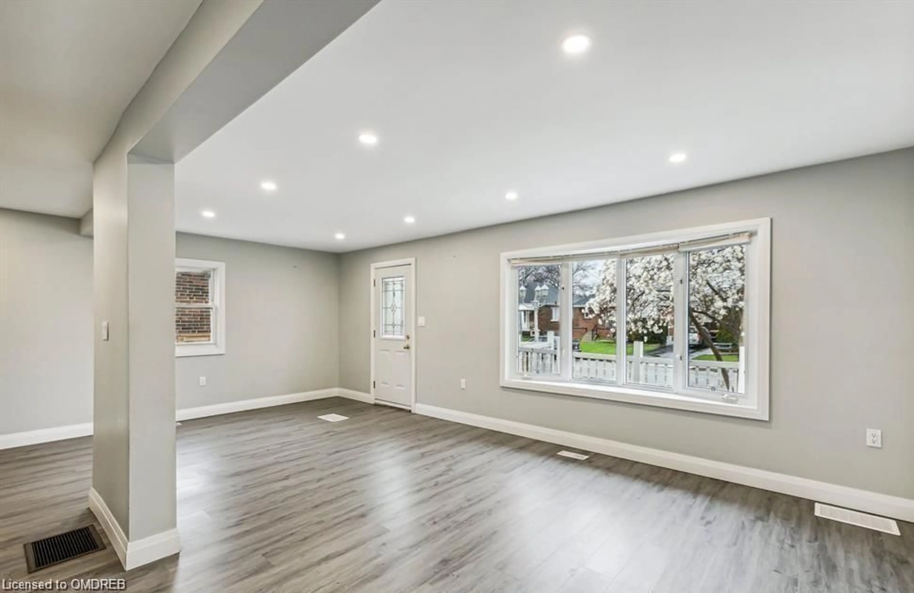 Indoor entryway, wood floors for 131 Bell Ave, Hamilton Ontario L8K 3E5