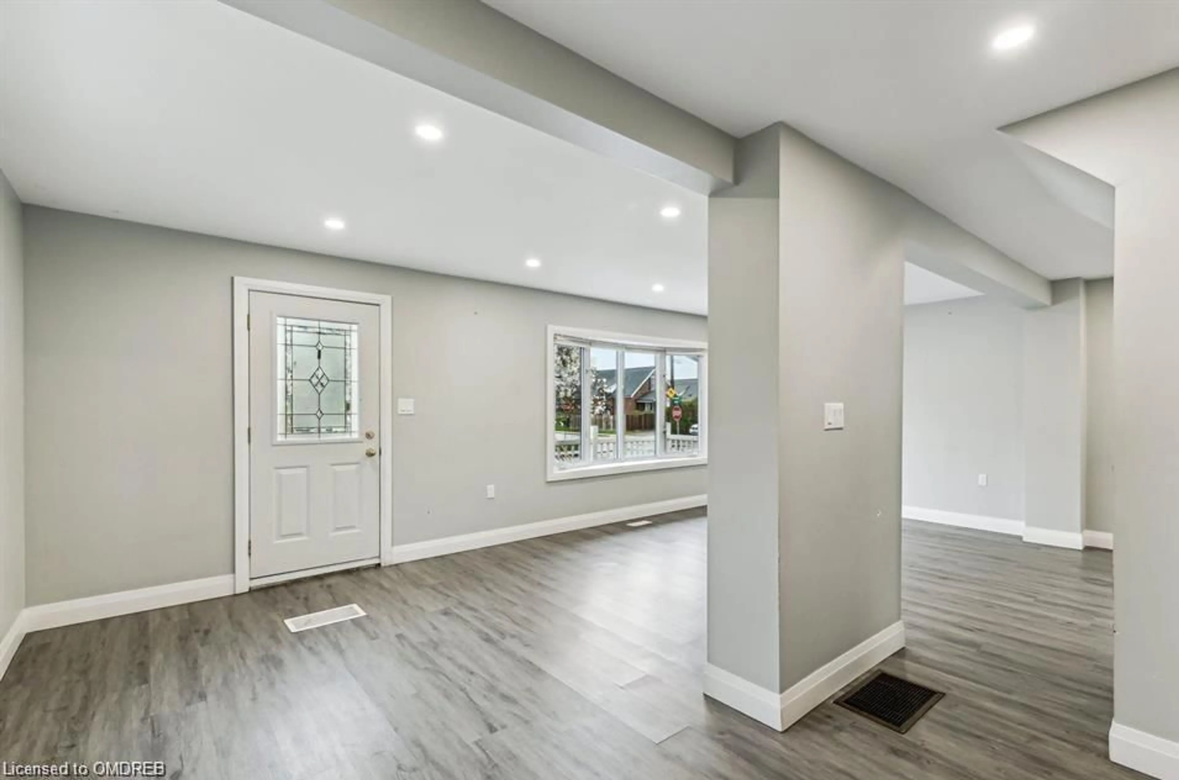 Indoor entryway, wood floors for 131 Bell Ave, Hamilton Ontario L8K 3E5