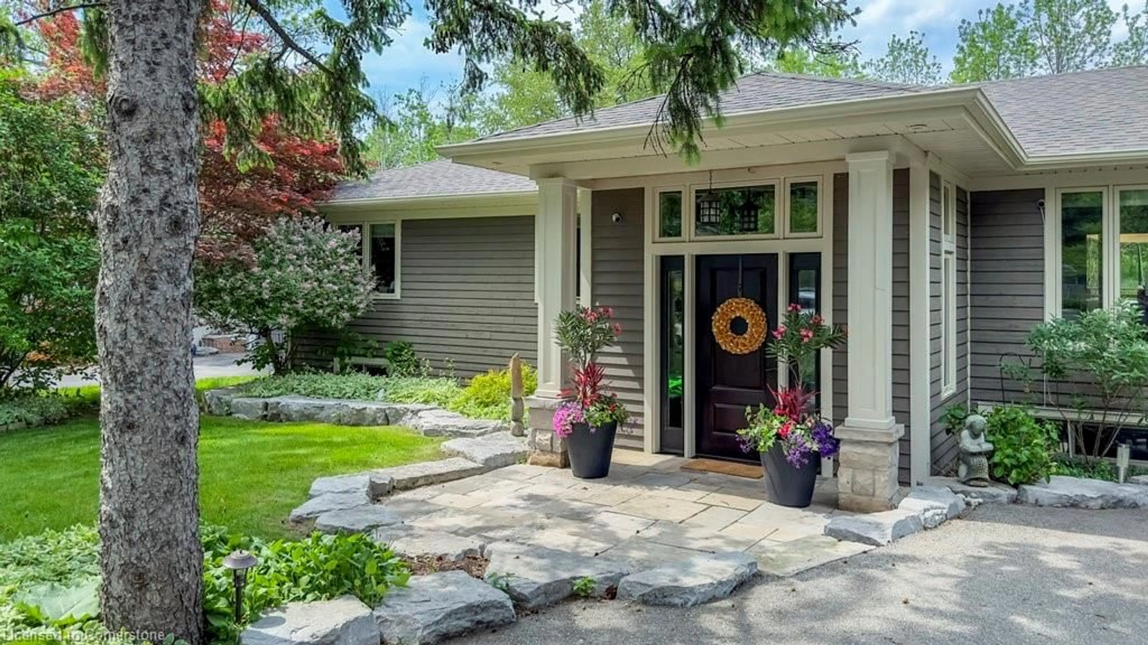 Indoor entryway, wood floors for 1245 Baldwin Dr, Oakville Ontario L6J 2W4