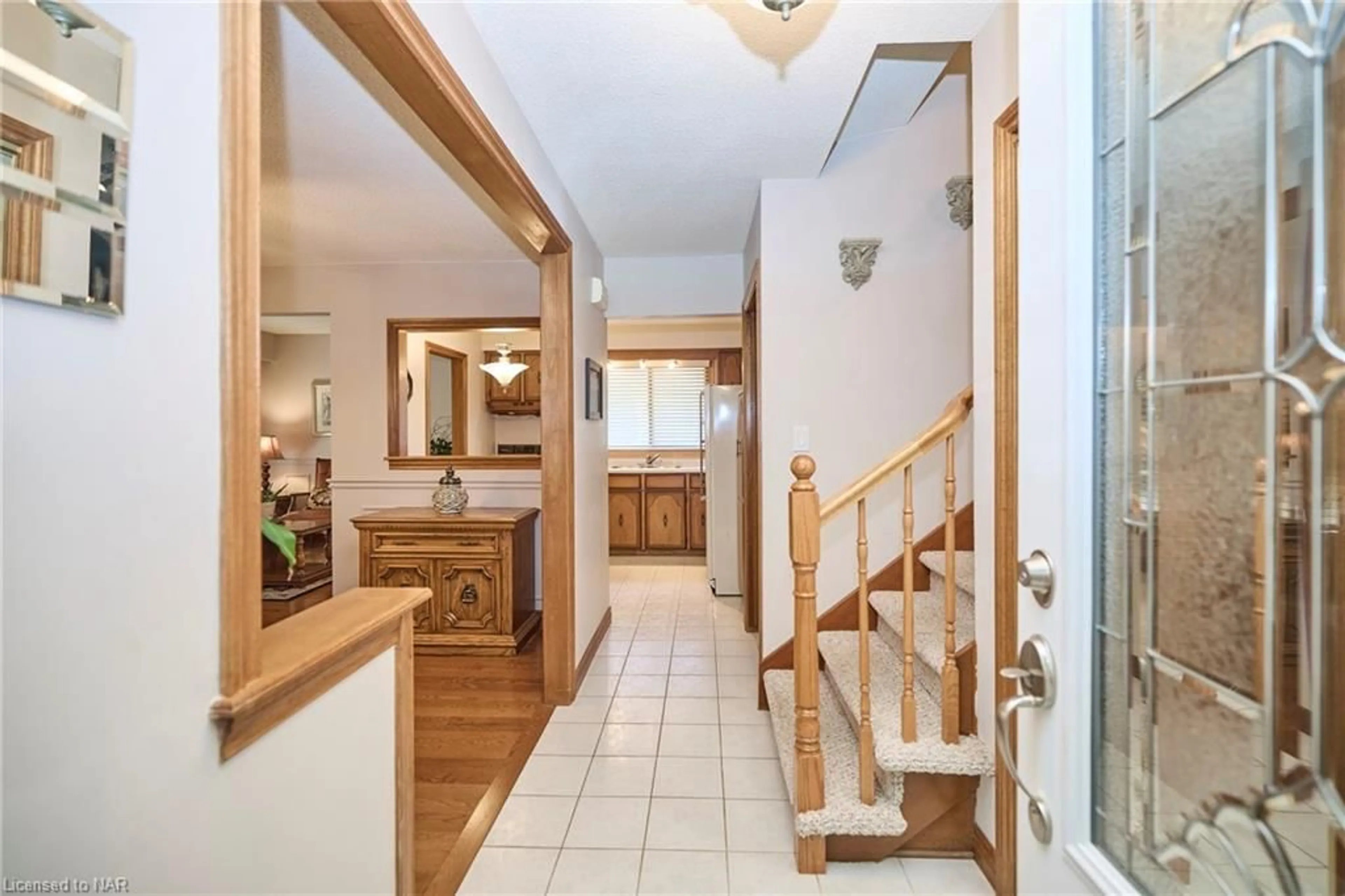 Indoor foyer, wood floors for 7151 Maywood St, Niagara Falls Ontario L2E 5P6