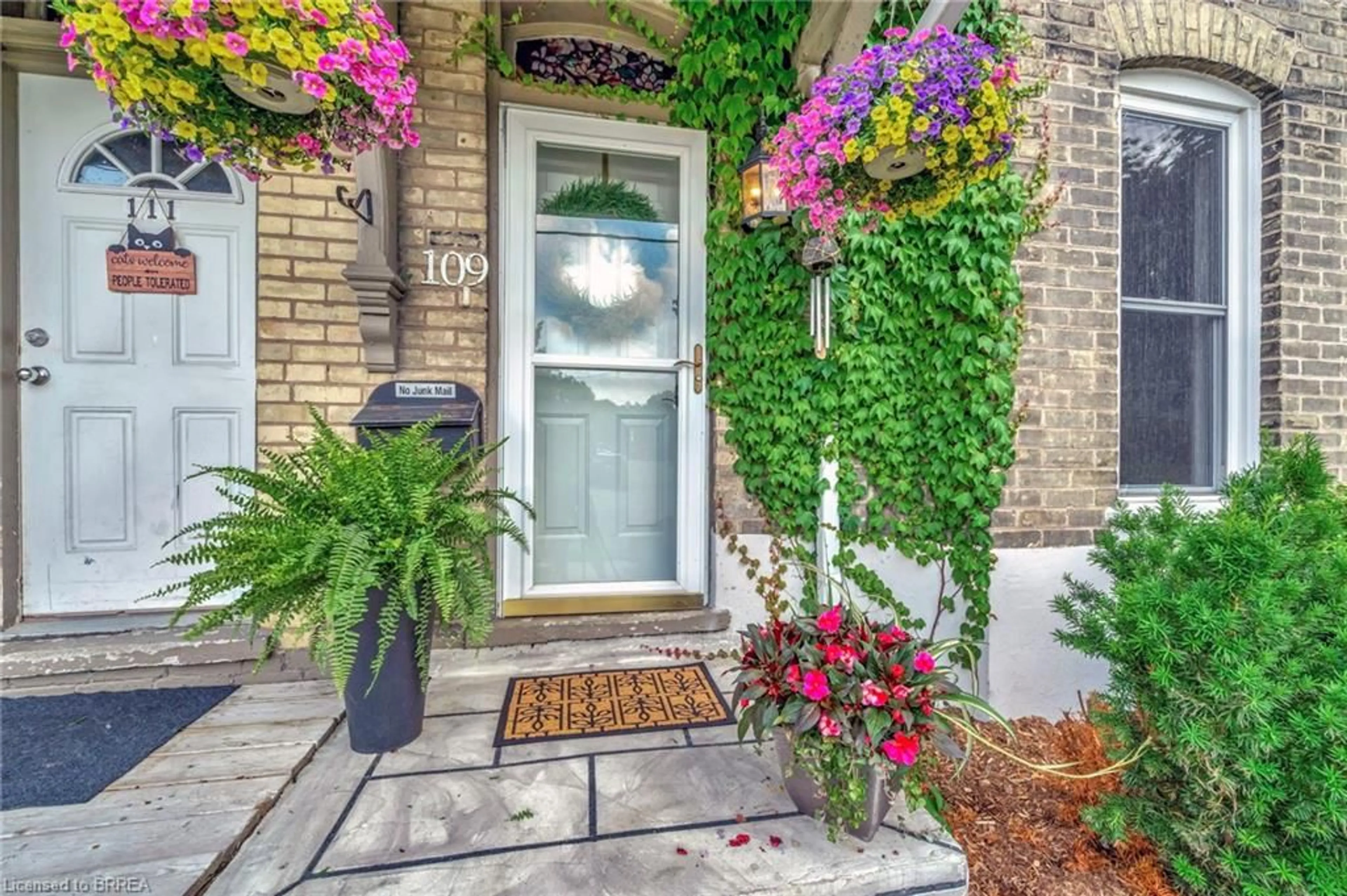 Indoor entryway, wood floors for 109 St Paul Ave, Brantford Ontario N3T 4G1