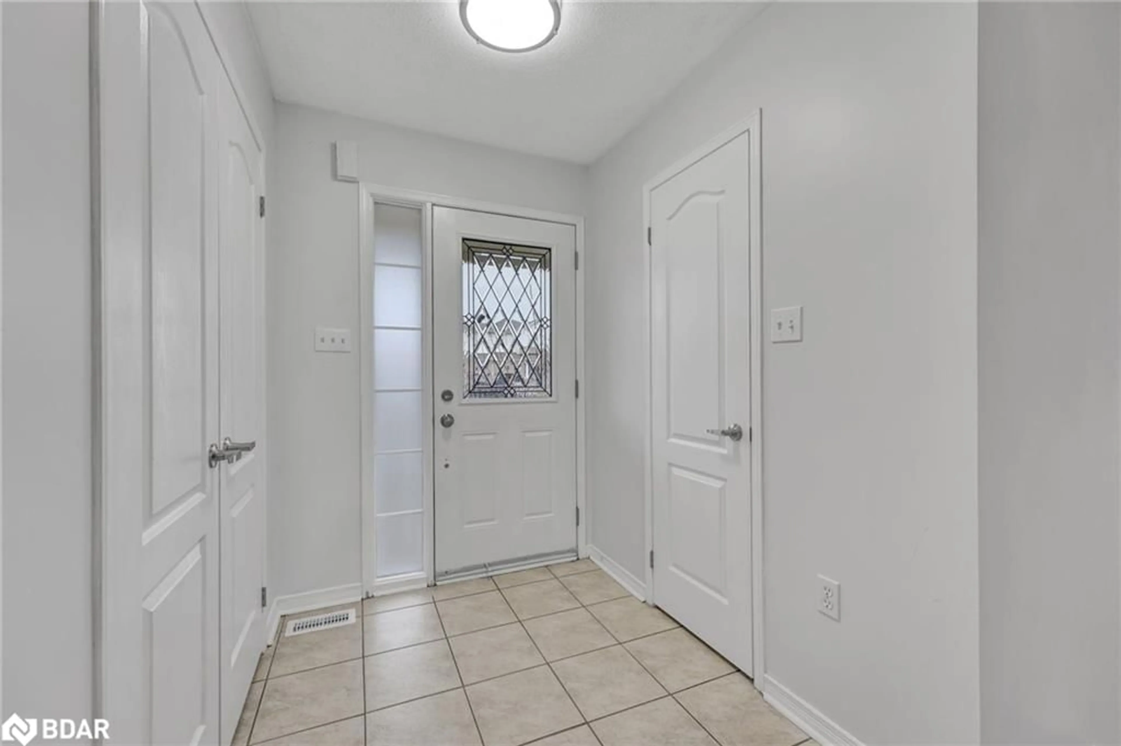 Indoor entryway, not visible floor for 27 Admiral Cres, Angus Ontario L3W 0E5