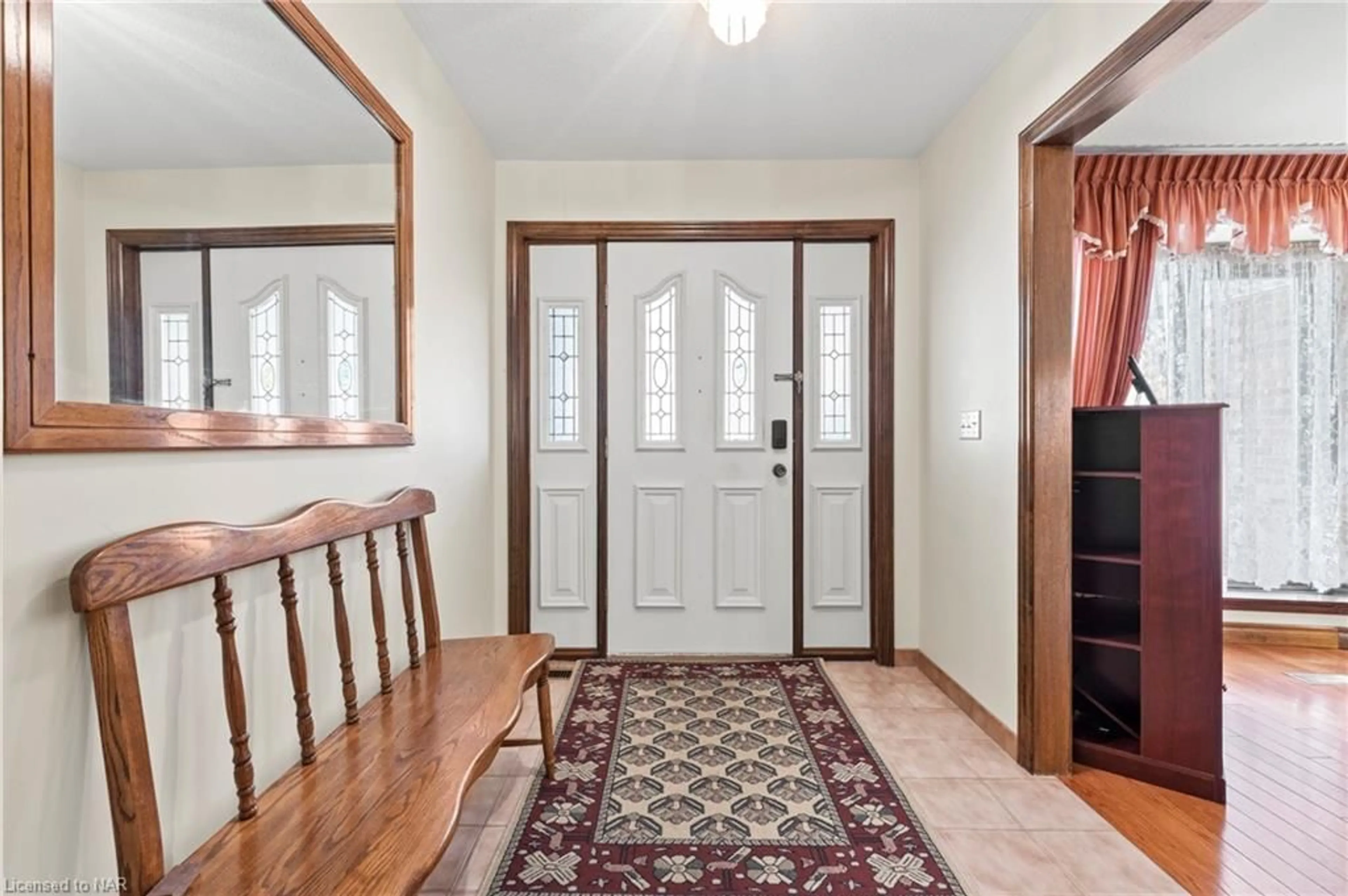 Indoor entryway, wood floors for 142 Welland Rd, Fonthill Ontario L0S 1E4