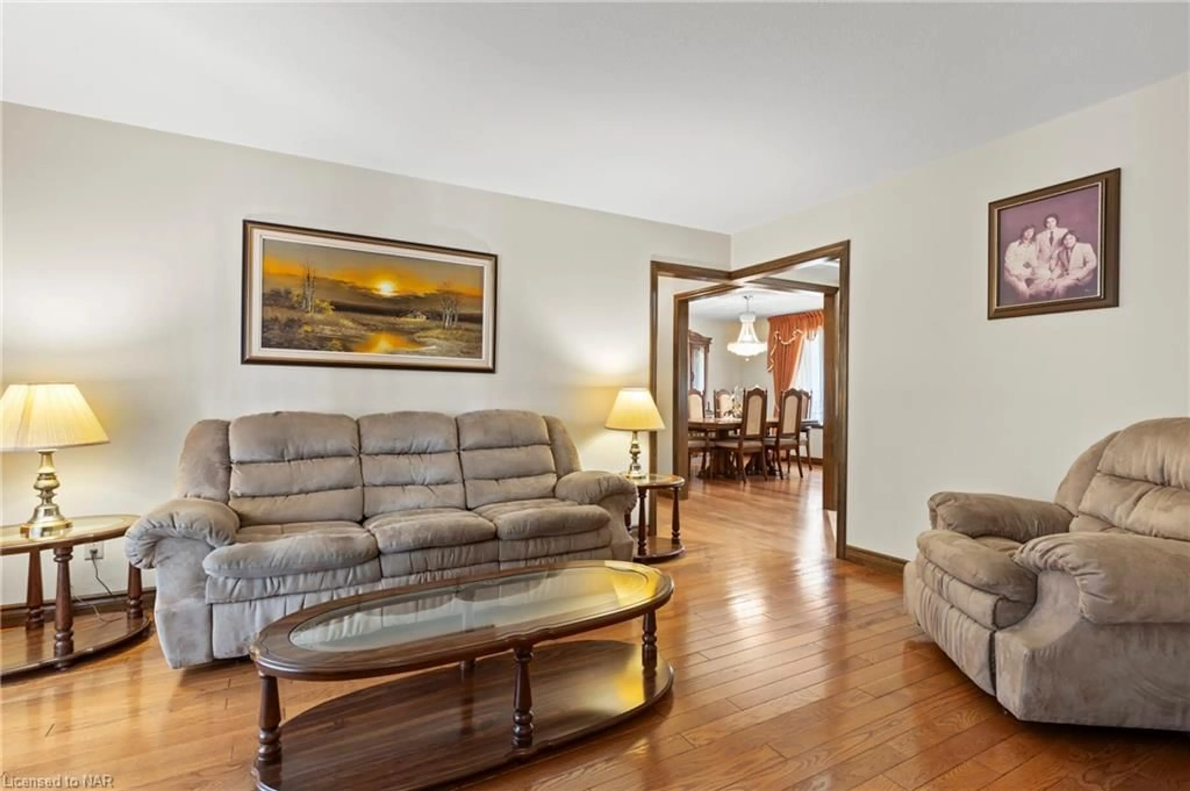 Living room, wood floors for 142 Welland Rd, Fonthill Ontario L0S 1E4