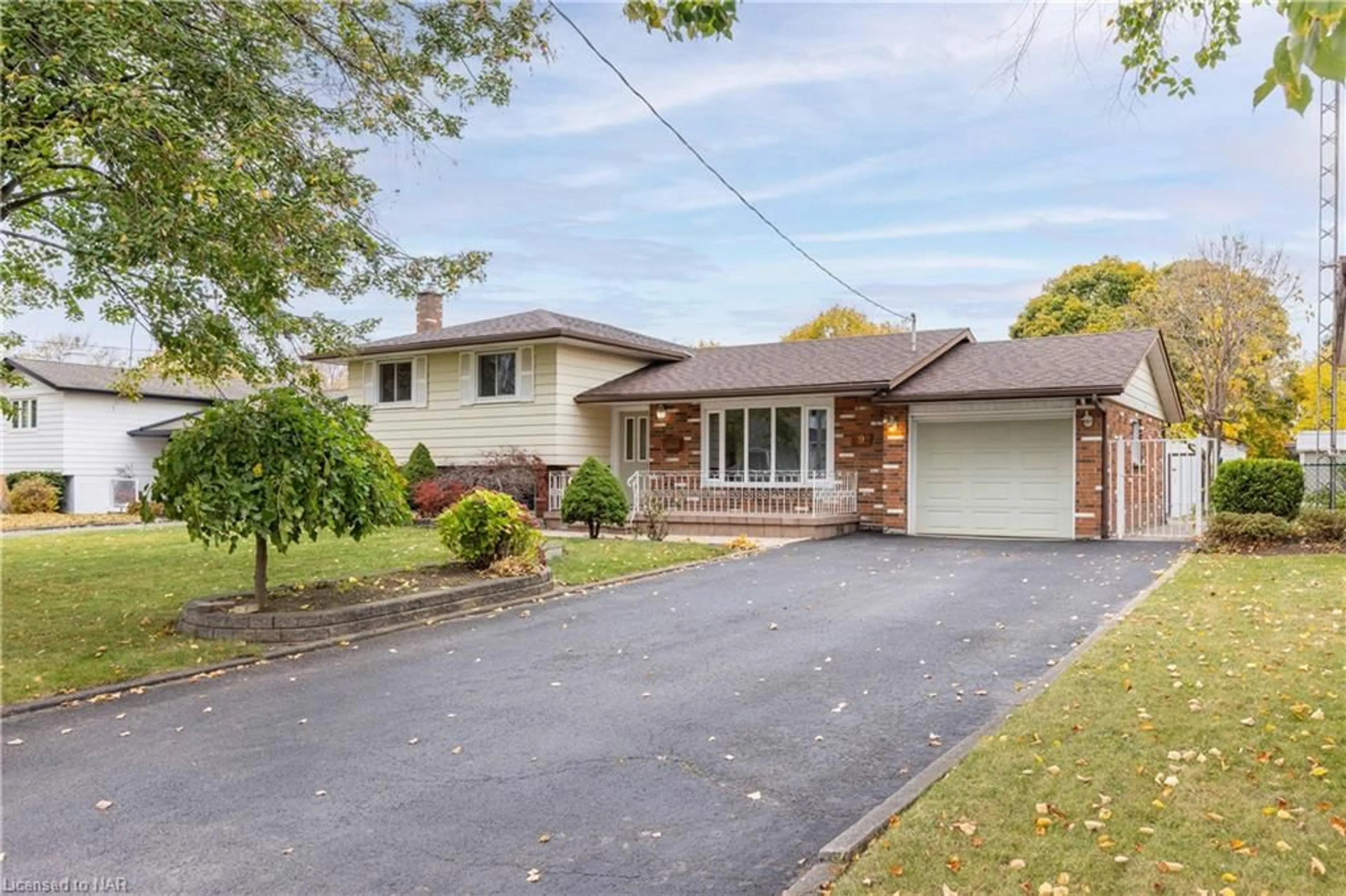 Frontside or backside of a home, cottage for 9 Lockwood Dr, St. Catharines Ontario L2M 4M3