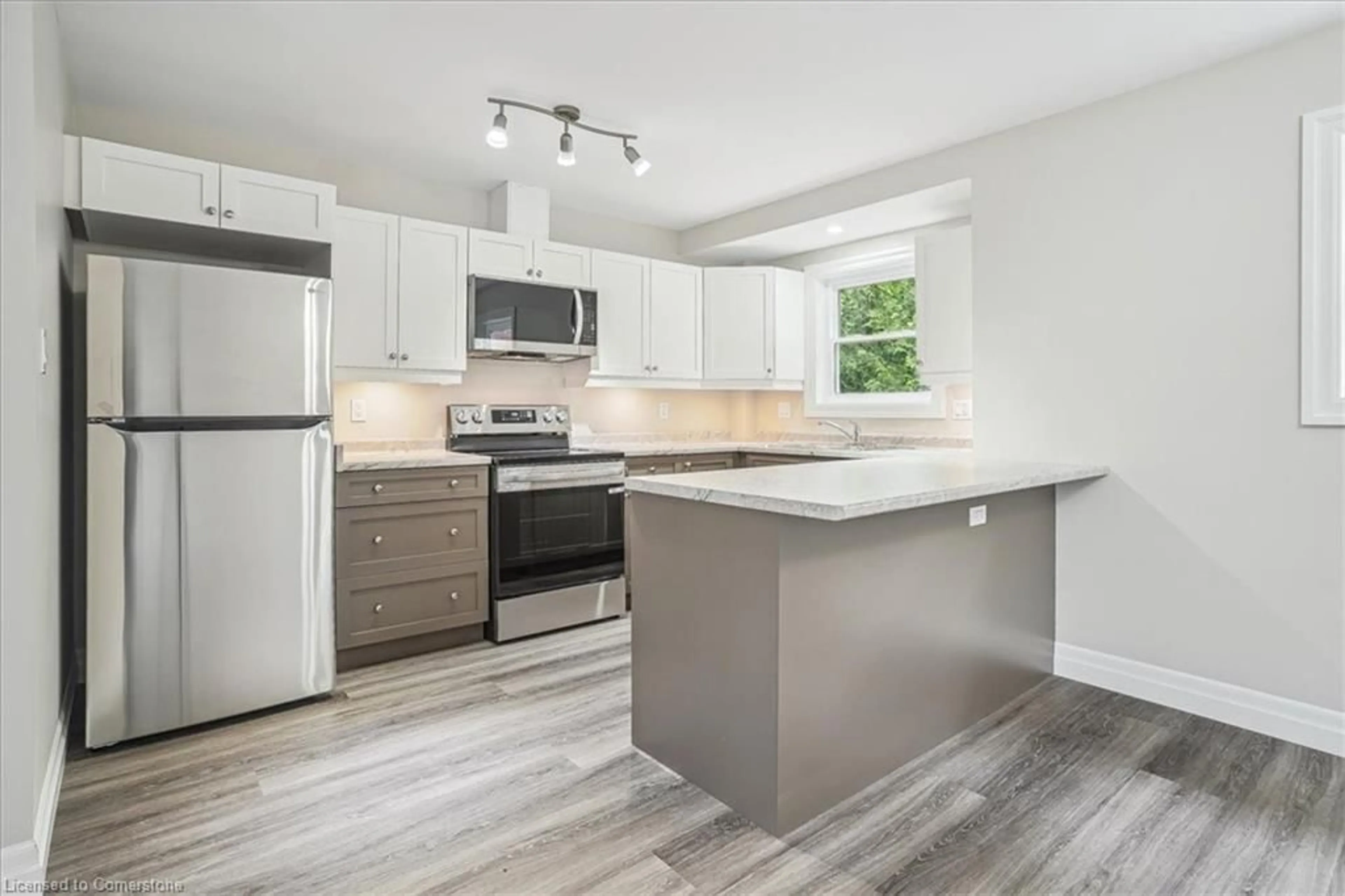 Open concept kitchen for 38 Viewpoint Ave, Hamilton Ontario L8V 2S5