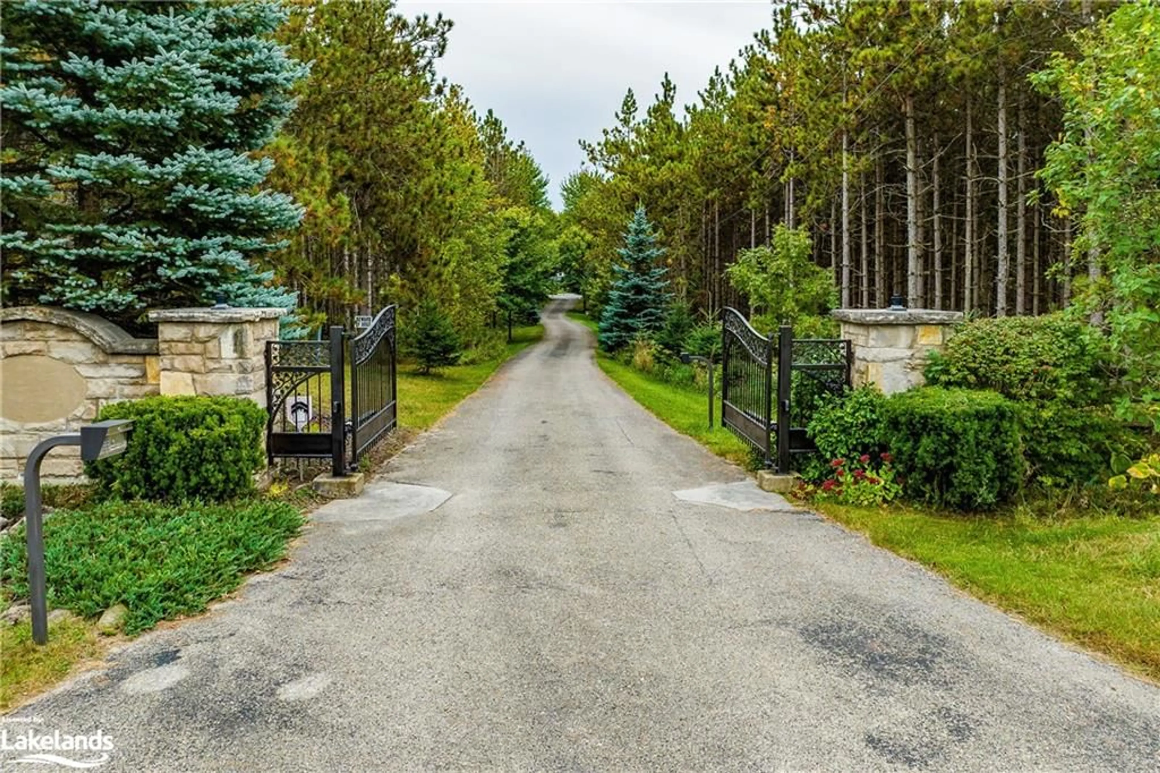 Patio, the street view for 587318 10th Sideroad, Mulmur Ontario L9V 0S3