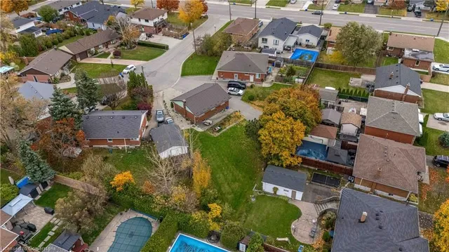 Additional property image - 10 Salmond Crt