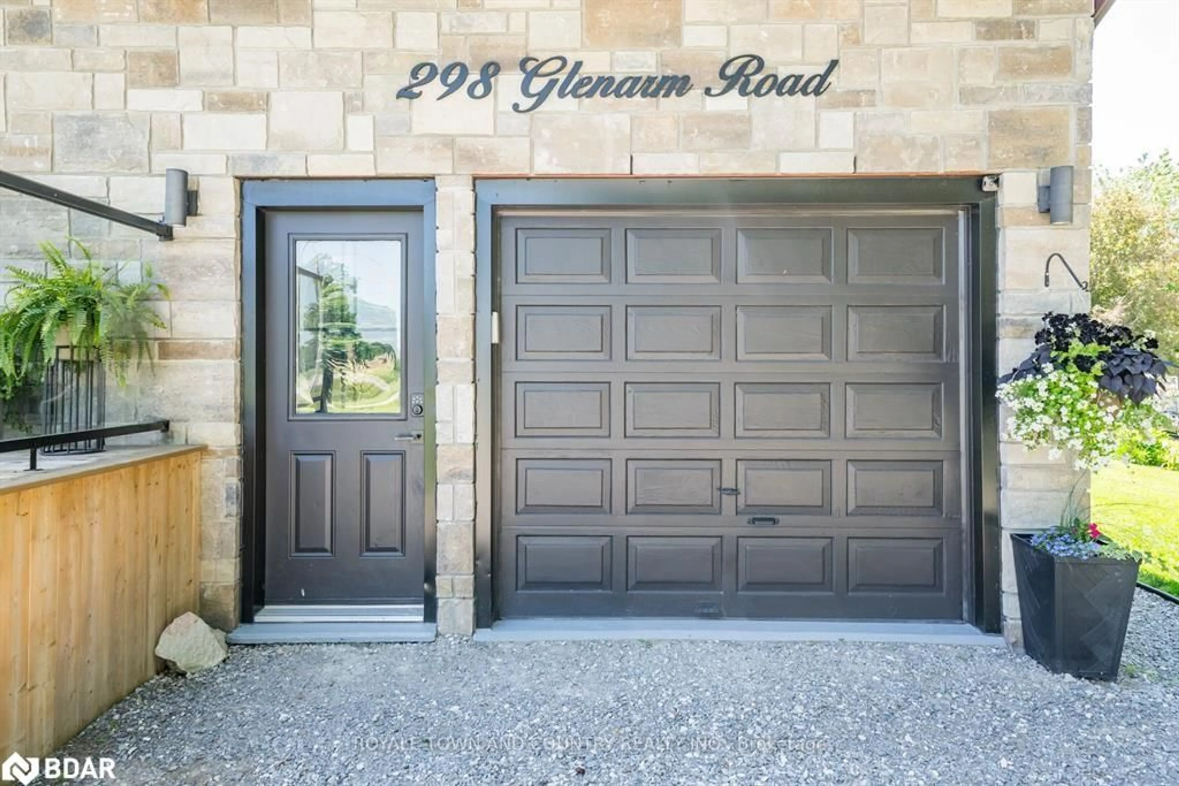 Indoor garage, ceramic floors for 298 Glenarm Rd, Woodville Ontario K0M 2T0