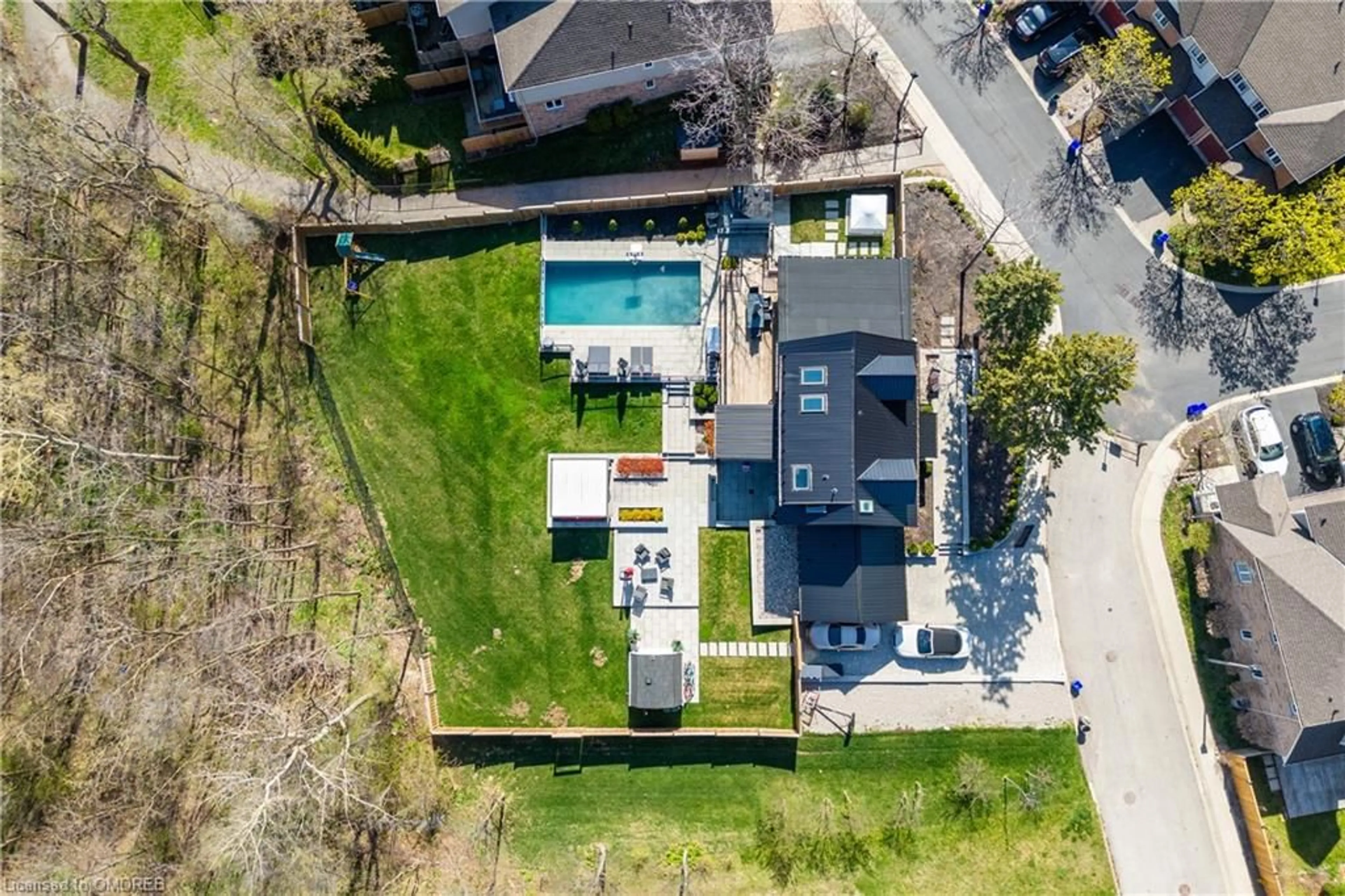 Frontside or backside of a home, the fenced backyard for 676 Bayshore Blvd, Burlington Ontario L7T 1T2