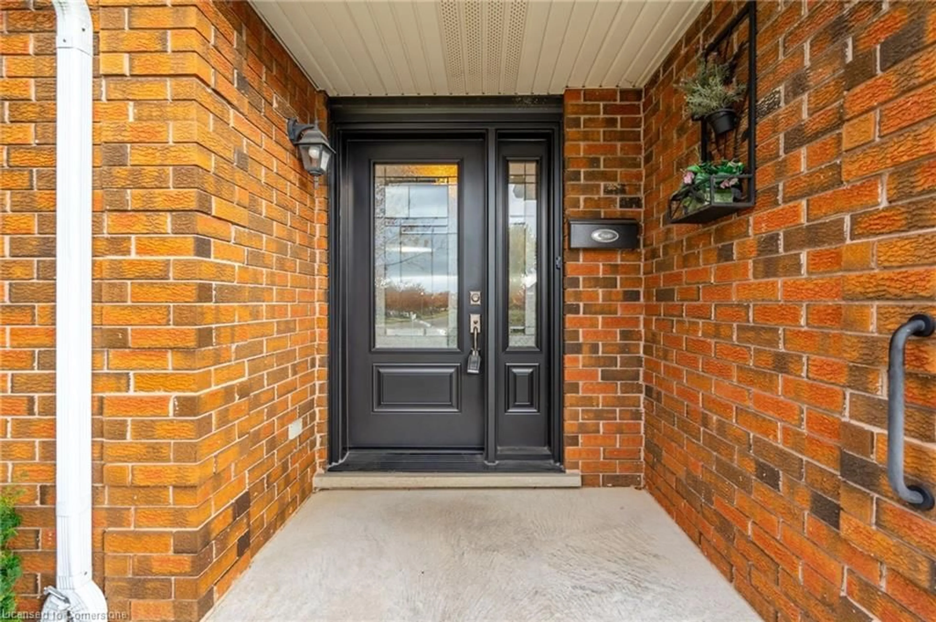 Indoor entryway, wood floors for 41 Jamieson Dr, Caledonia Ontario N3W 2K6