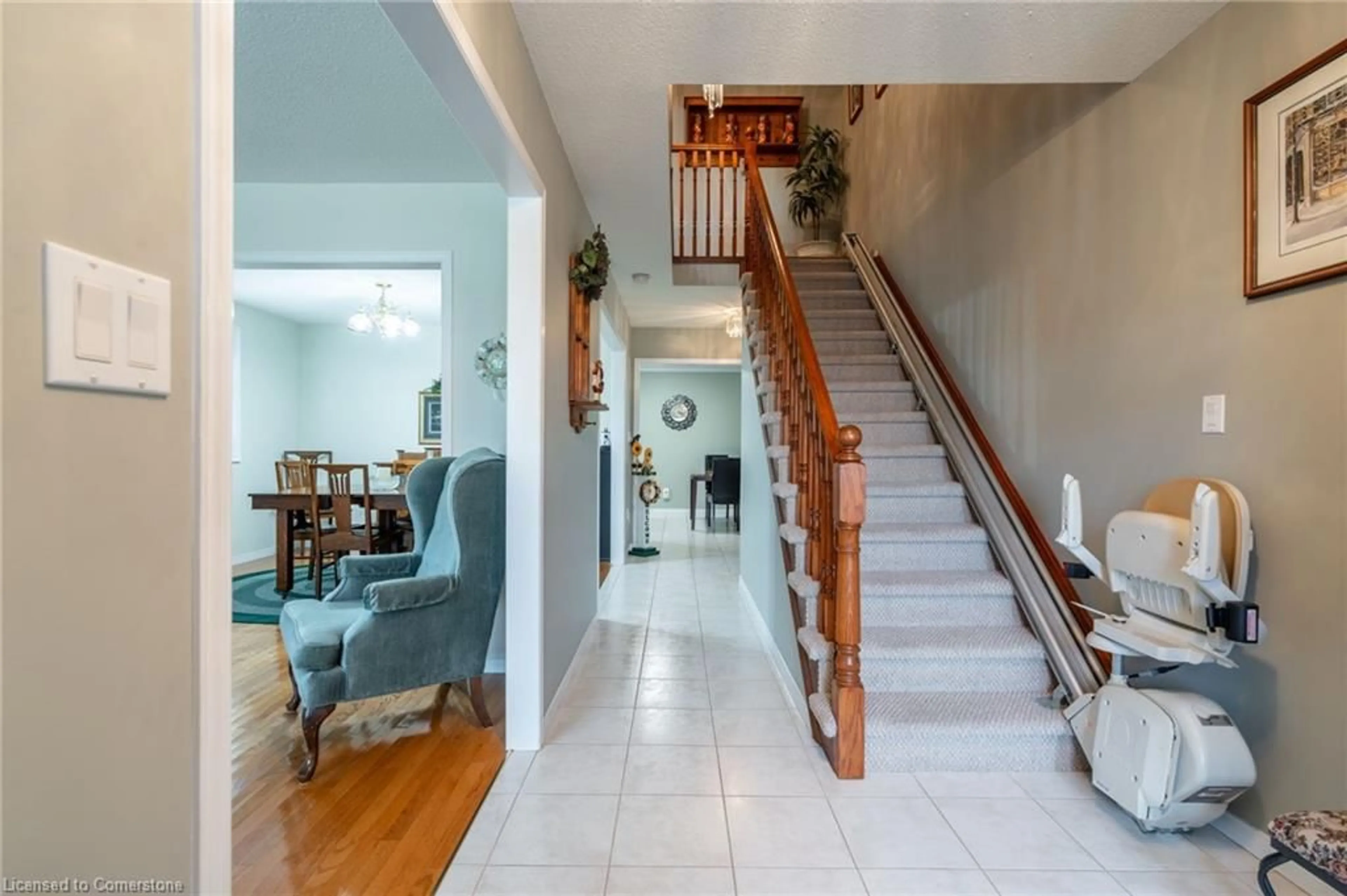 Indoor entryway, wood floors for 41 Jamieson Dr, Caledonia Ontario N3W 2K6