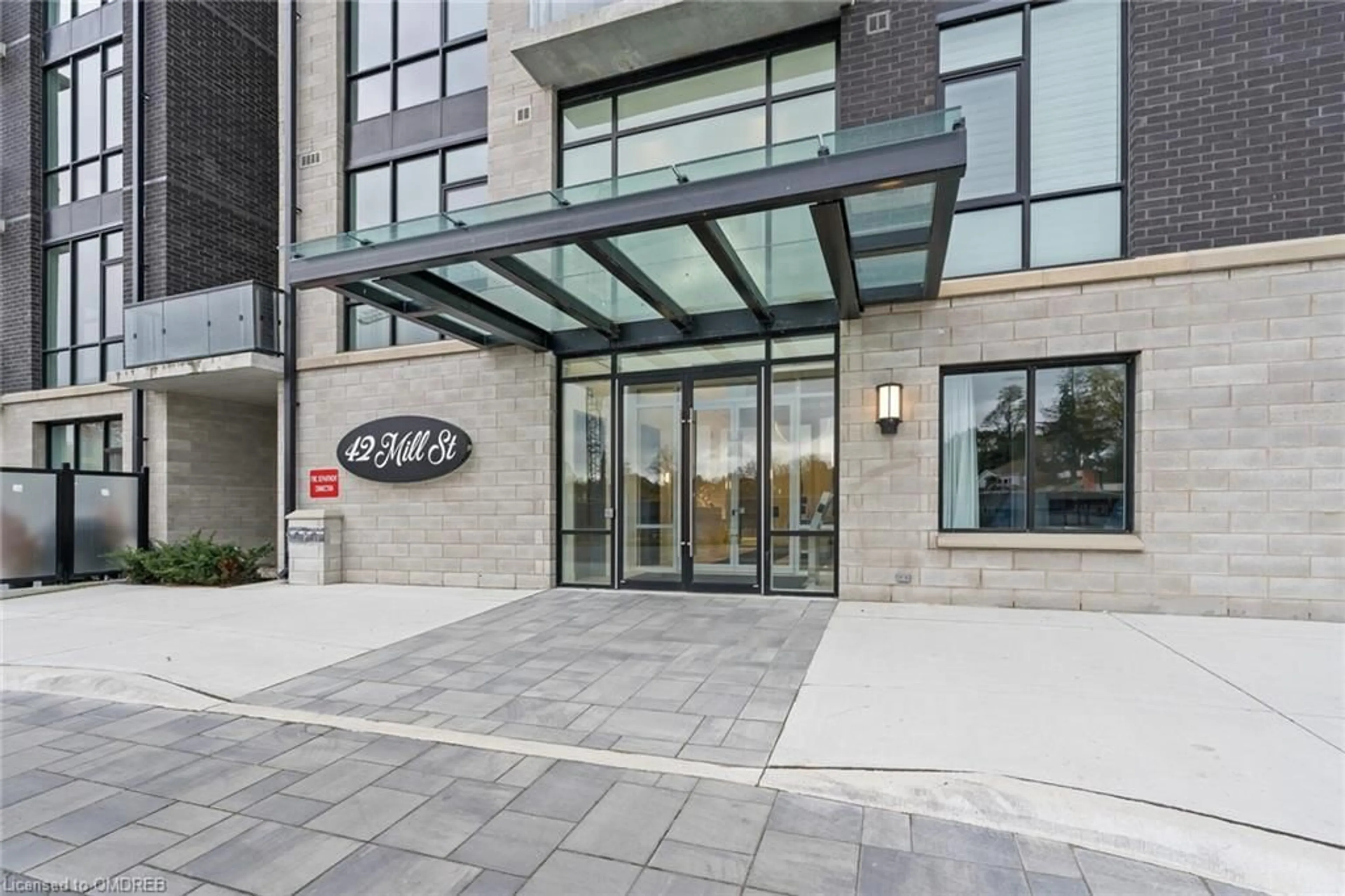 Indoor foyer for 42 Mill St #403, Georgetown Ontario L7G 2H7