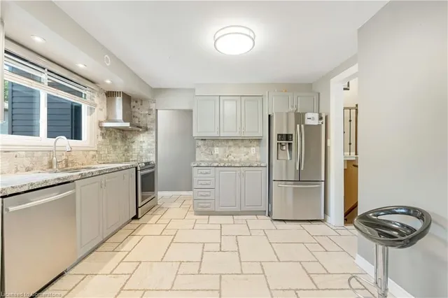 Additional property image - 6 Rideau Cres