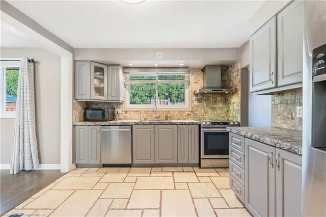 Additional property image - 6 Rideau Cres