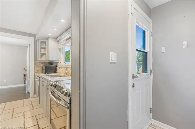 Additional property image - 6 Rideau Cres