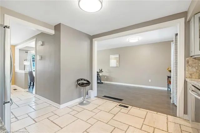 Additional property image - 6 Rideau Cres