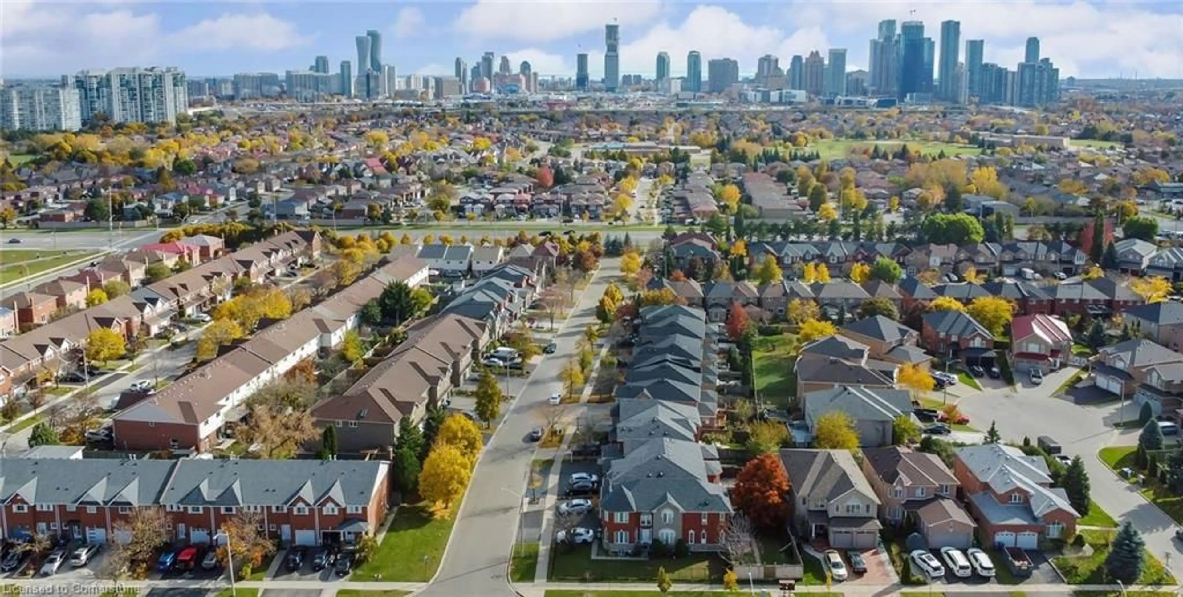 A pic from exterior of the house or condo, the view of city buildings for 5160 Boardwalk Dr, Mississauga Ontario L5R 3X5