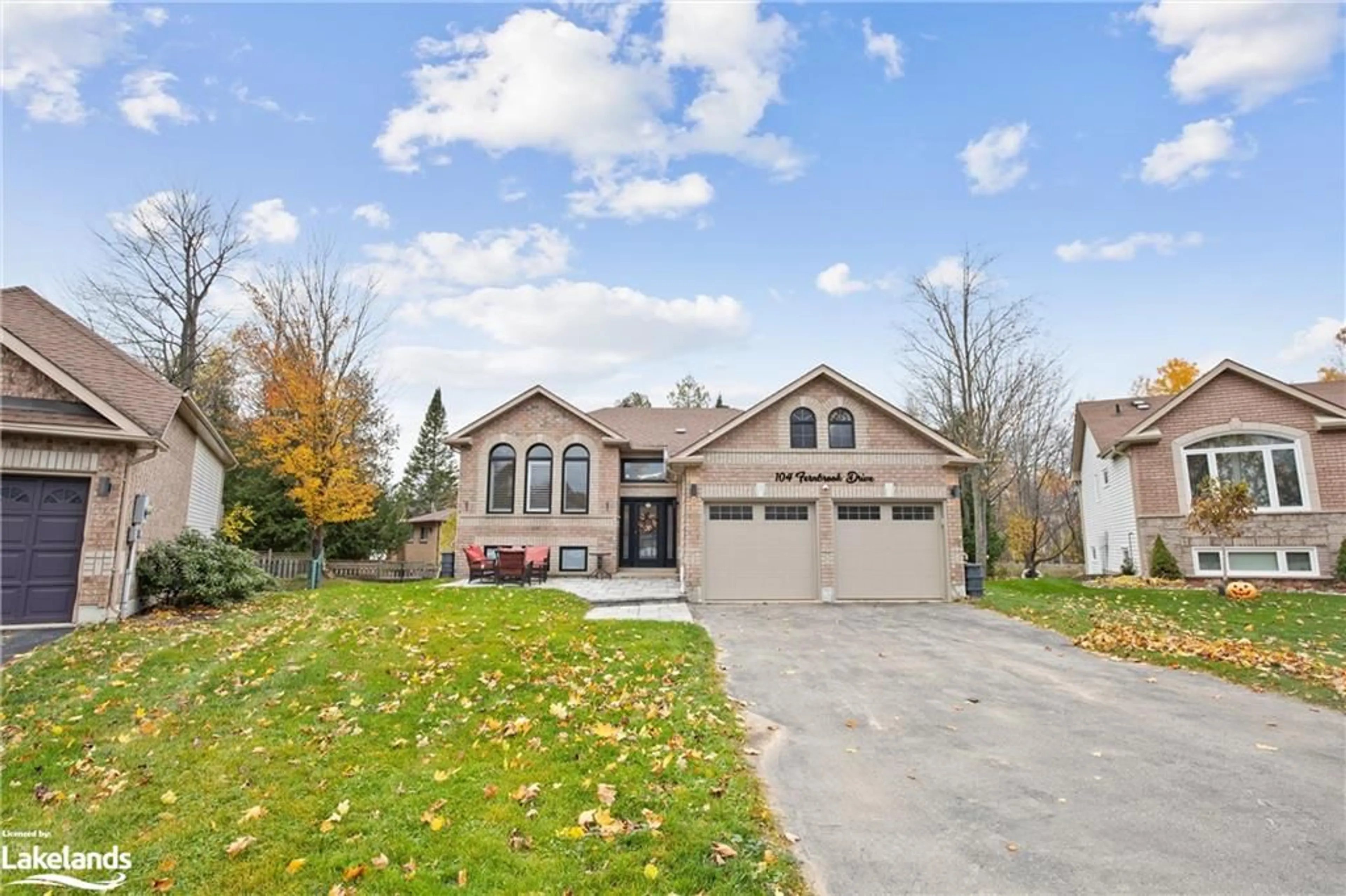 Frontside or backside of a home, the street view for 104 Fernbrook Dr, Wasaga Beach Ontario L9Z 1G6