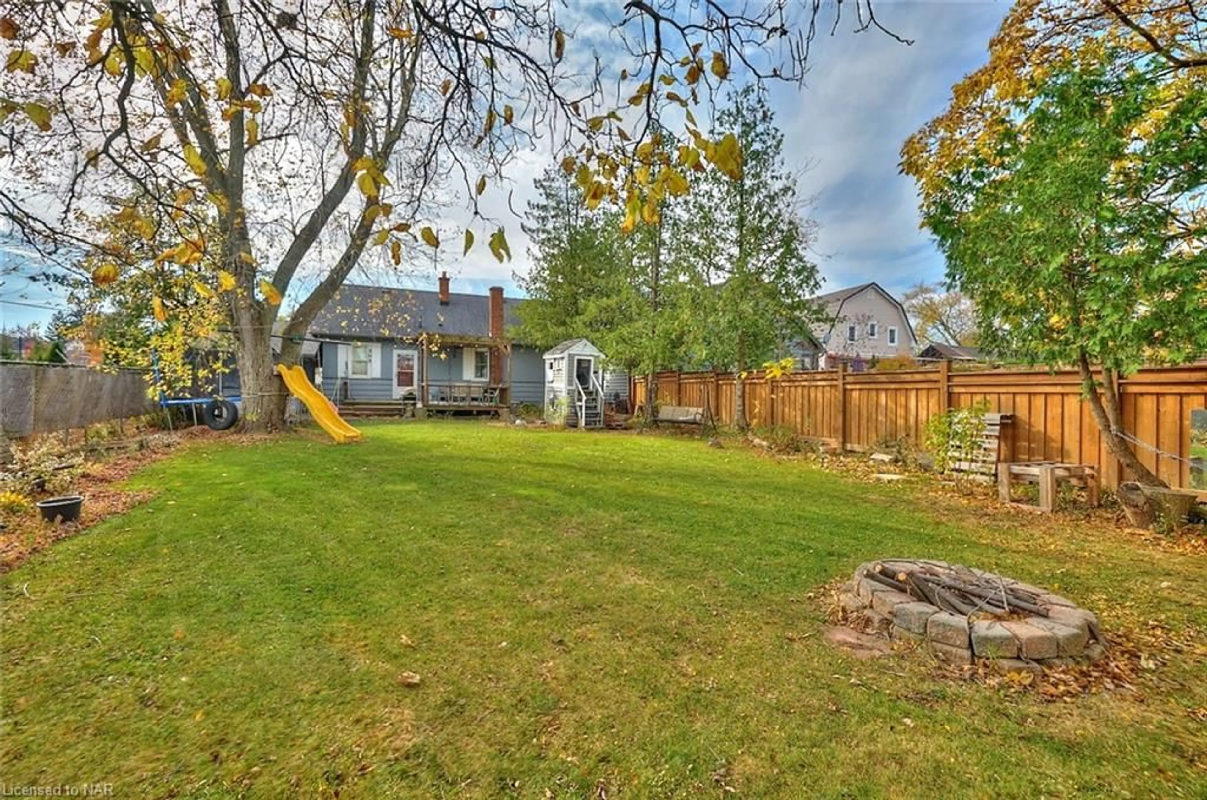 Patio, the fenced backyard for 5079 Park Av, Beamsville Ontario L0R 1B8