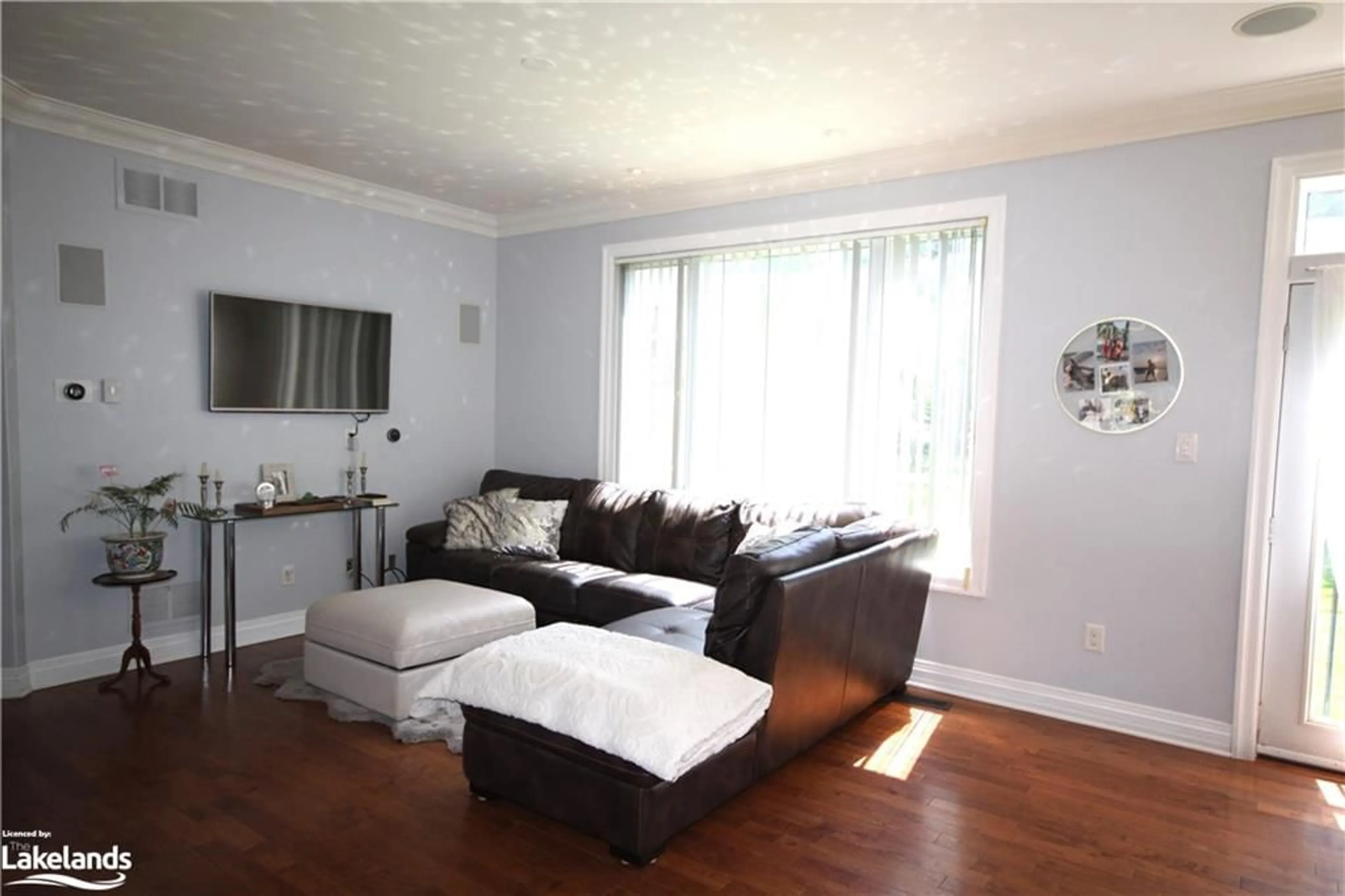 Living room, wood floors for 3276 Turnbull Dr, Severn Ontario L3V 0Y4