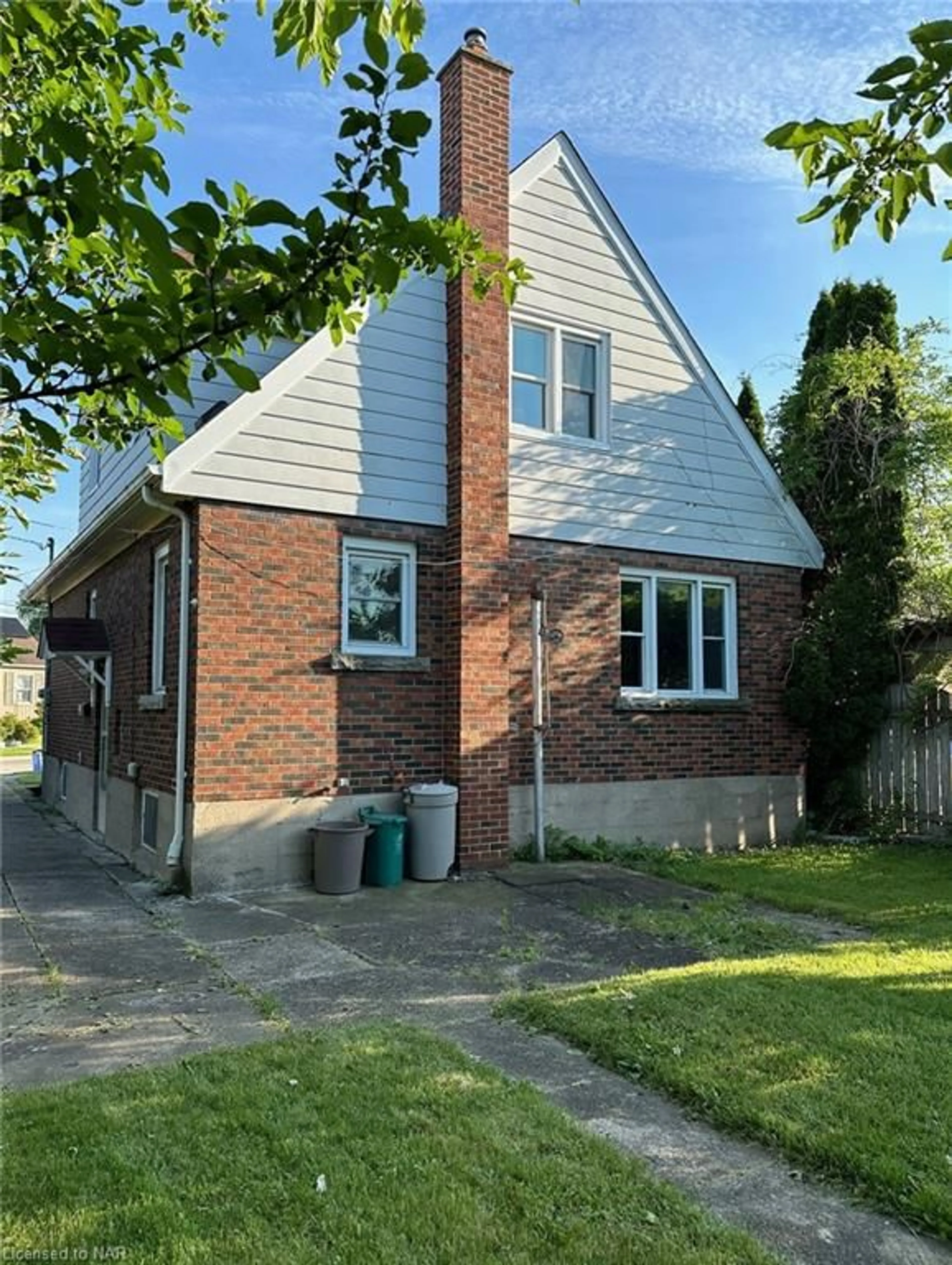 Home with brick exterior material for 13 Garnet St, St. Catharines Ontario L2M 5E6