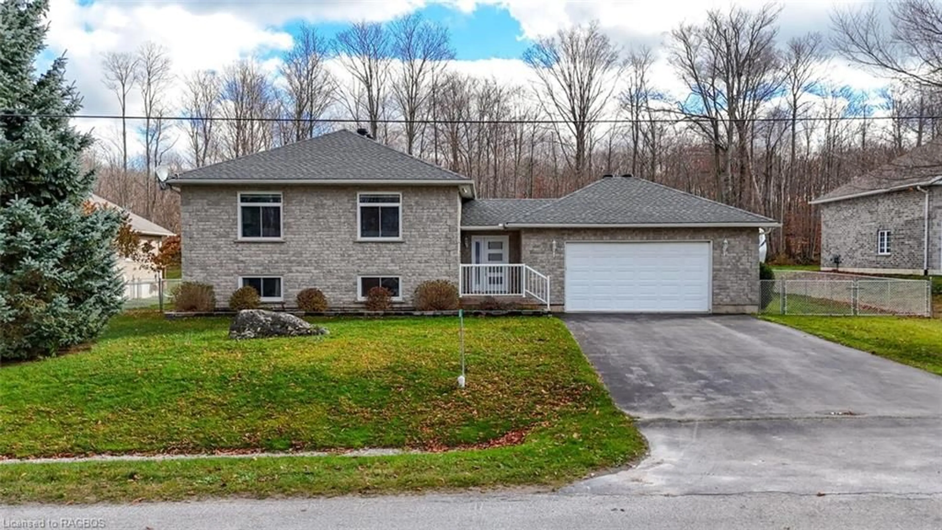 Frontside or backside of a home, cottage for 18 Walker Way, Sauble Beach Ontario N0H 2G0