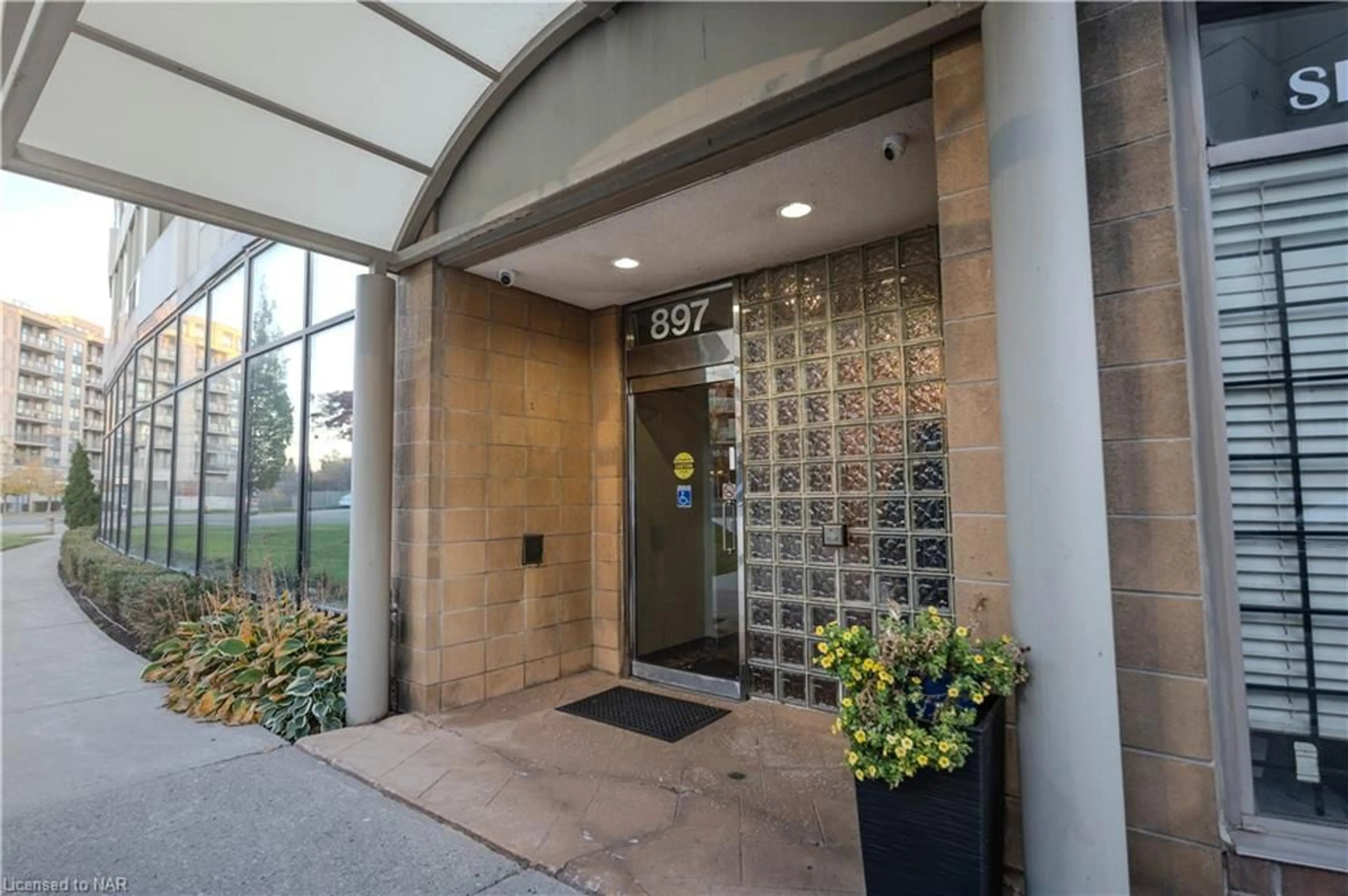 Indoor foyer for 897 Sheppard Ave #202, Toronto Ontario M3H 2T4