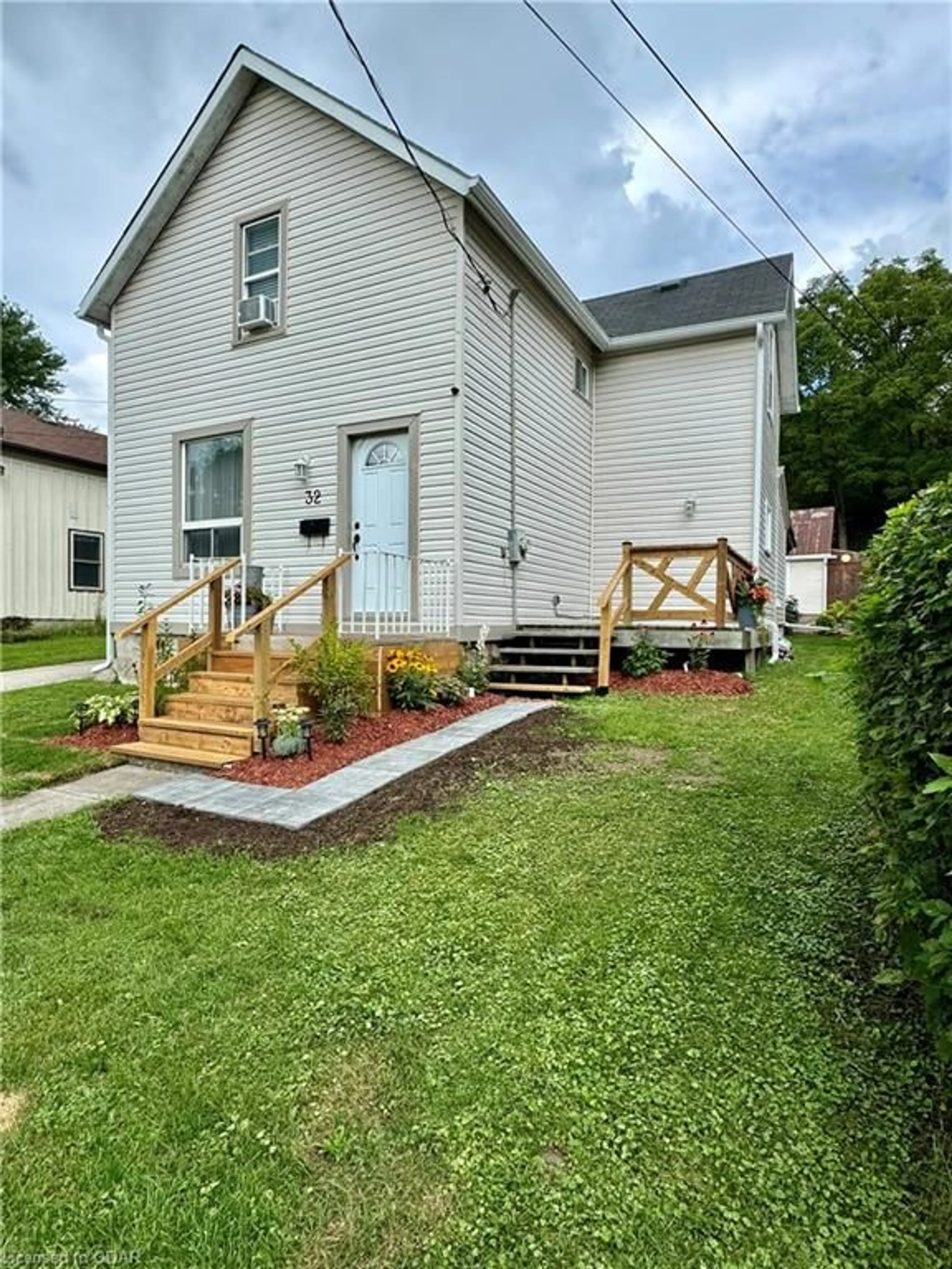 Frontside or backside of a home, cottage for 32 Walnut Lane, Paris Ontario N3L 2K4