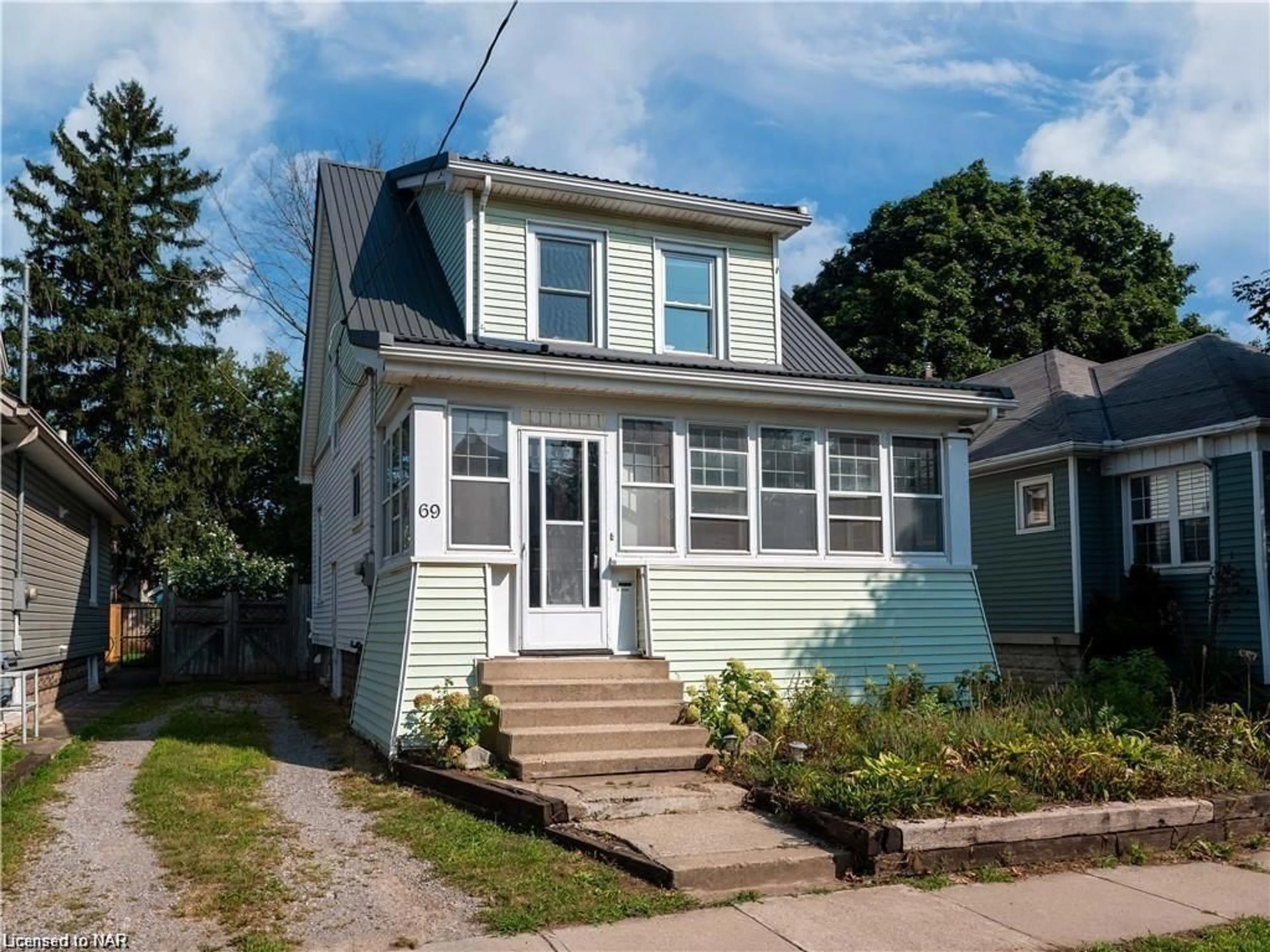 Frontside or backside of a home, cottage for 69 Dufferin St, St. Catharines Ontario L2R 1Z9