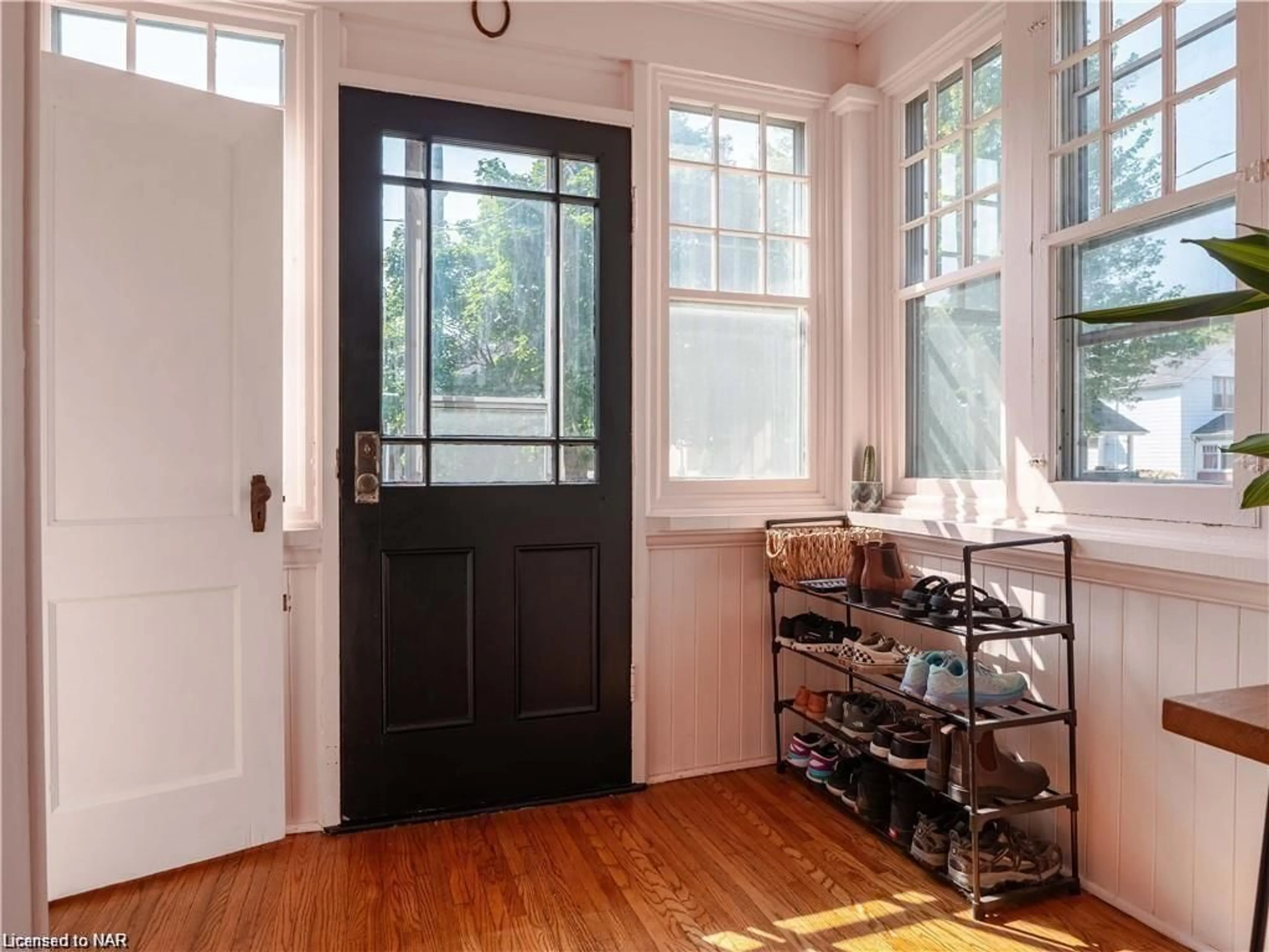 Indoor entryway, wood floors for 69 Dufferin St, St. Catharines Ontario L2R 1Z9