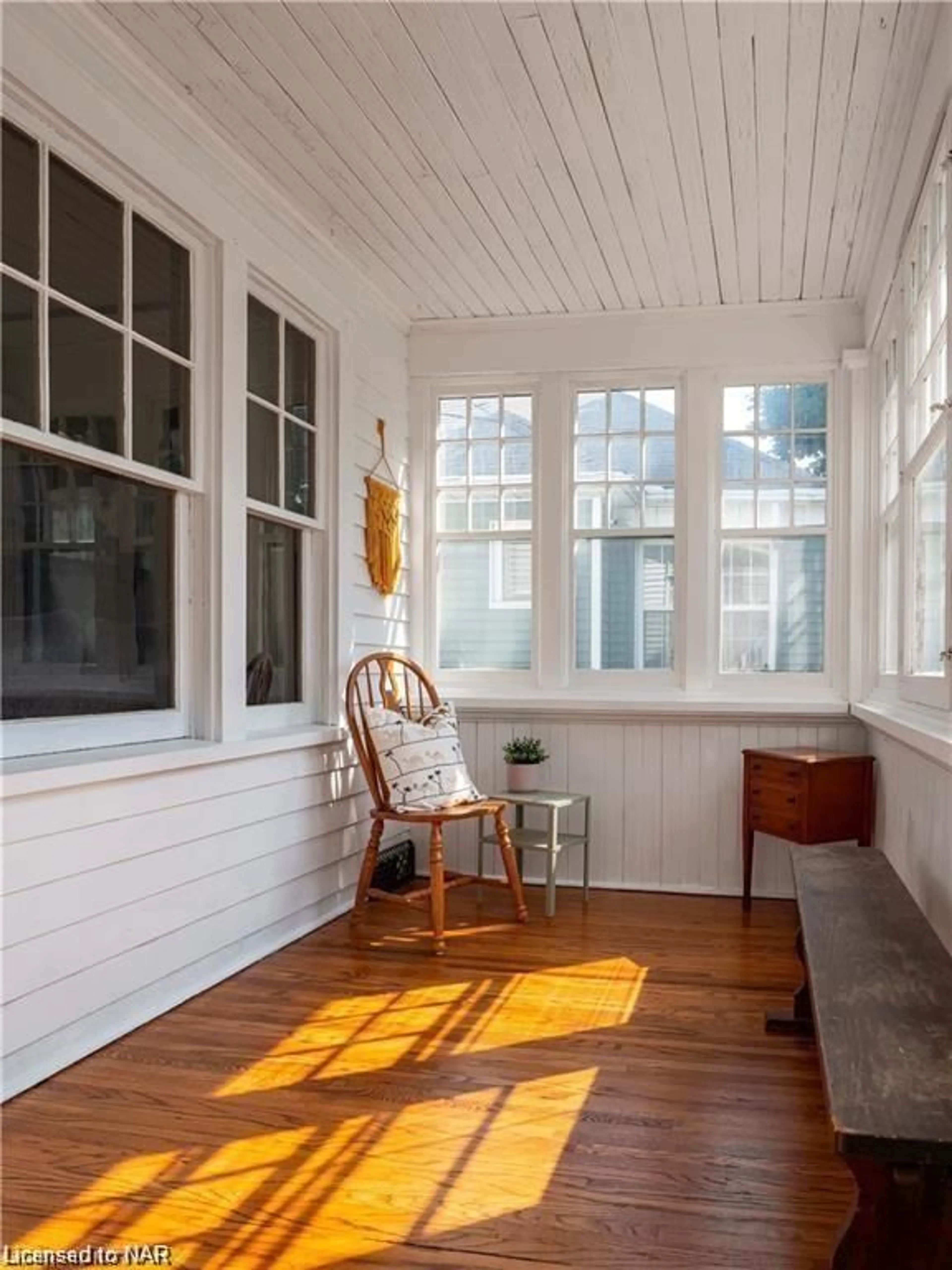 Indoor entryway, wood floors for 69 Dufferin St, St. Catharines Ontario L2R 1Z9