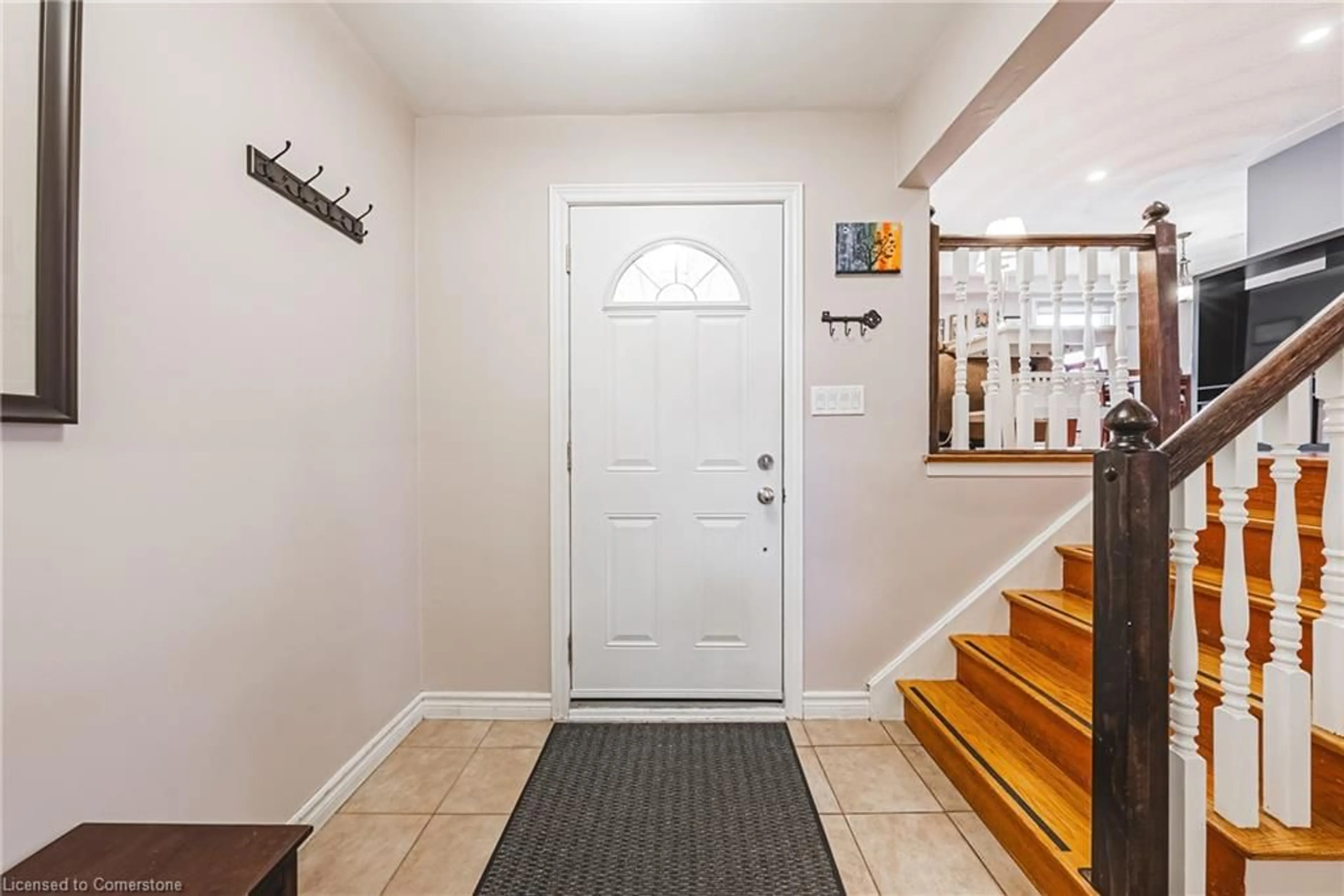 Indoor entryway, wood floors for 81 Skyline Dr, Dundas Ontario L9H 3S3