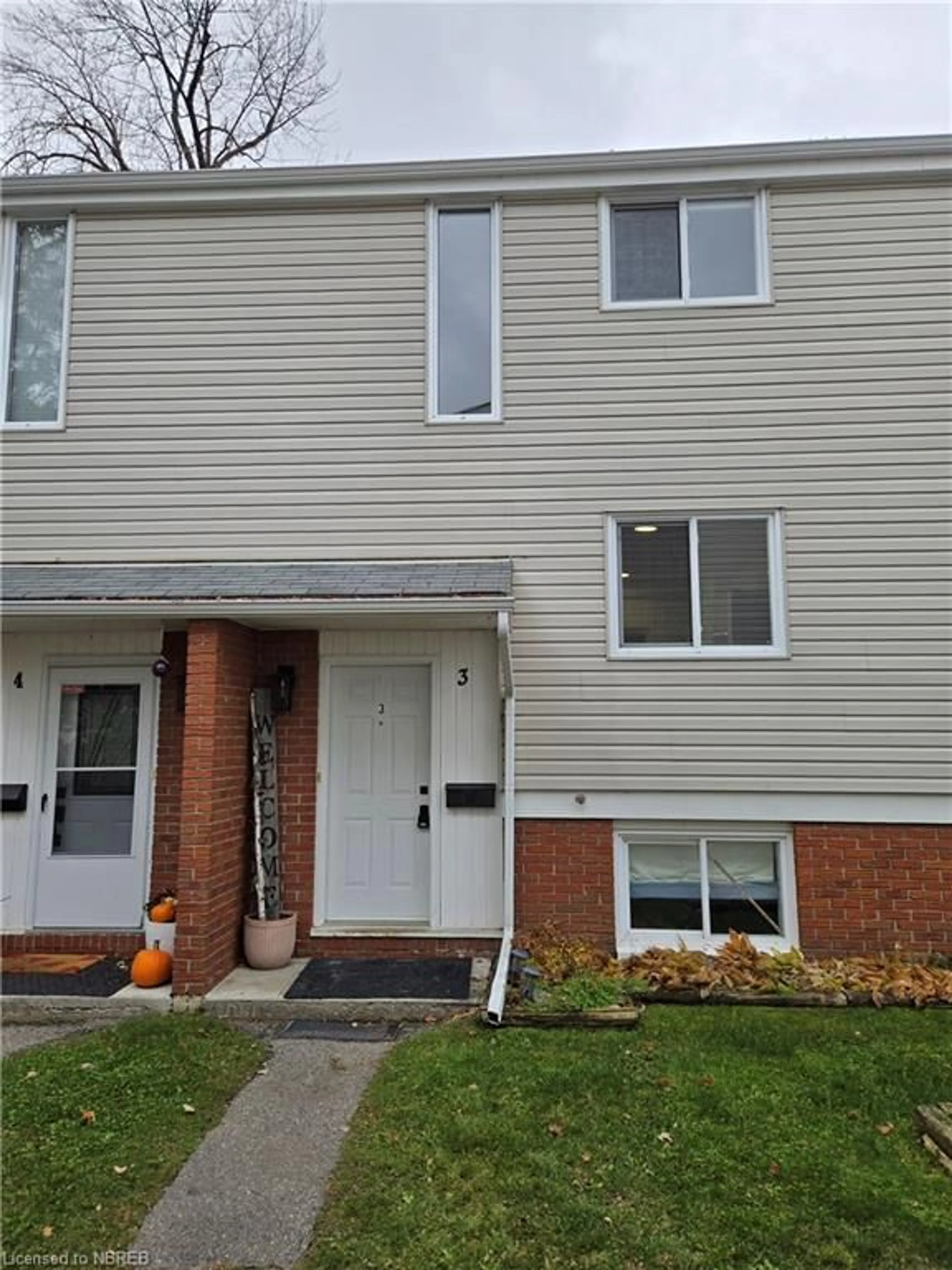 A pic from exterior of the house or condo, the street view for 604 Banner Ave #3, North Bay Ontario P1A 1X8