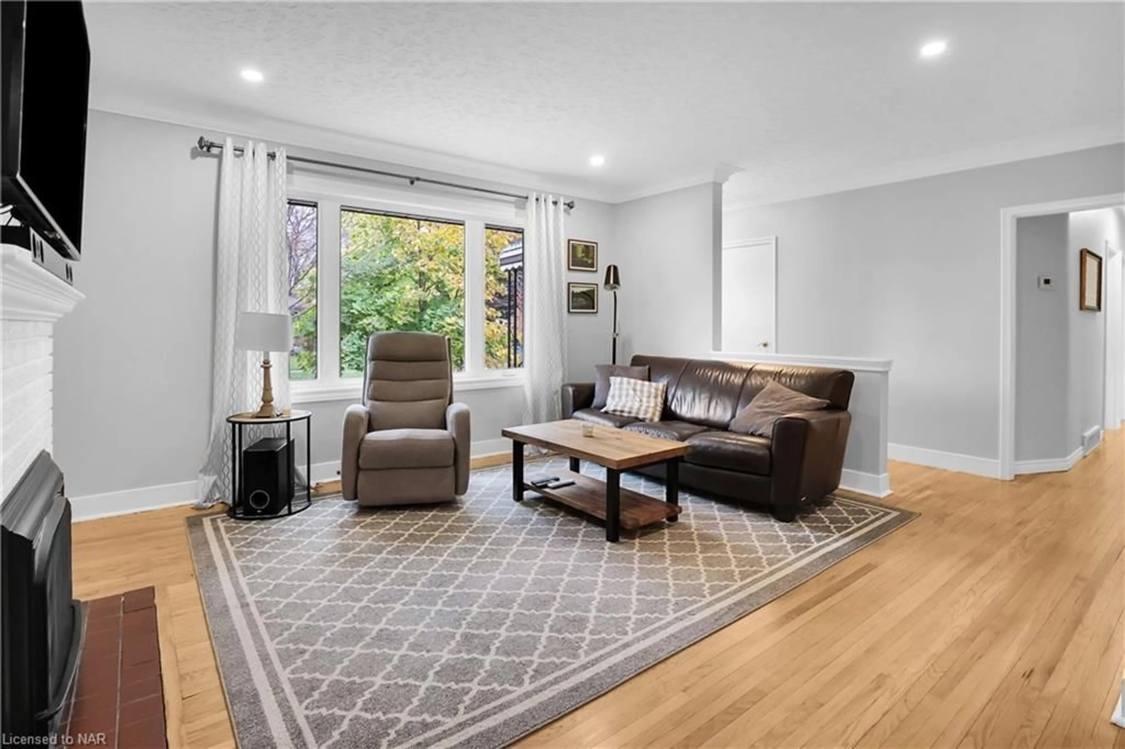 Living room, wood floors for 26 Millward Ave, St. Catharines Ontario L2N 1P6