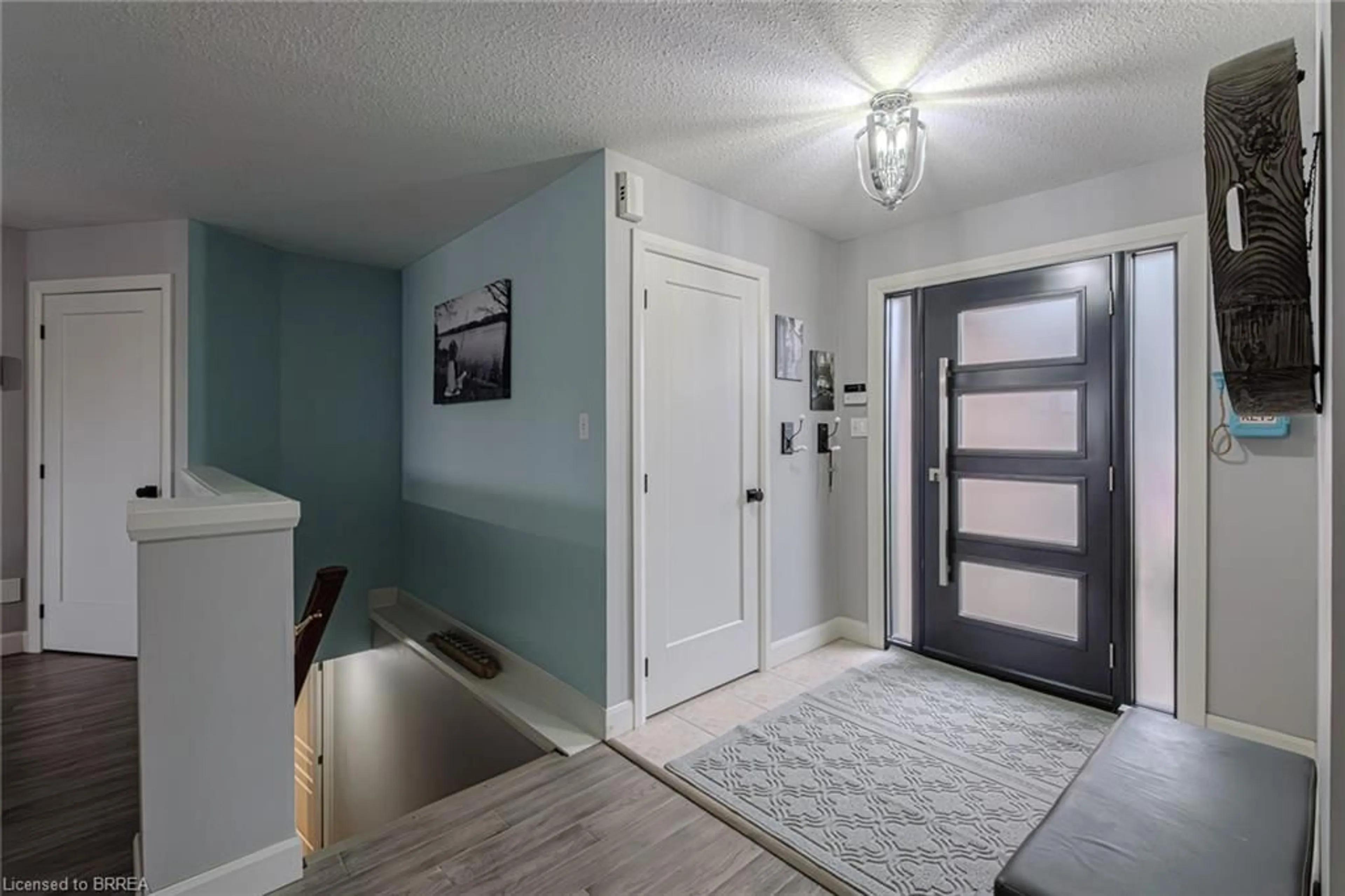 Indoor entryway, wood floors for 31 Irongate Dr, Paris Ontario N3L 4G3