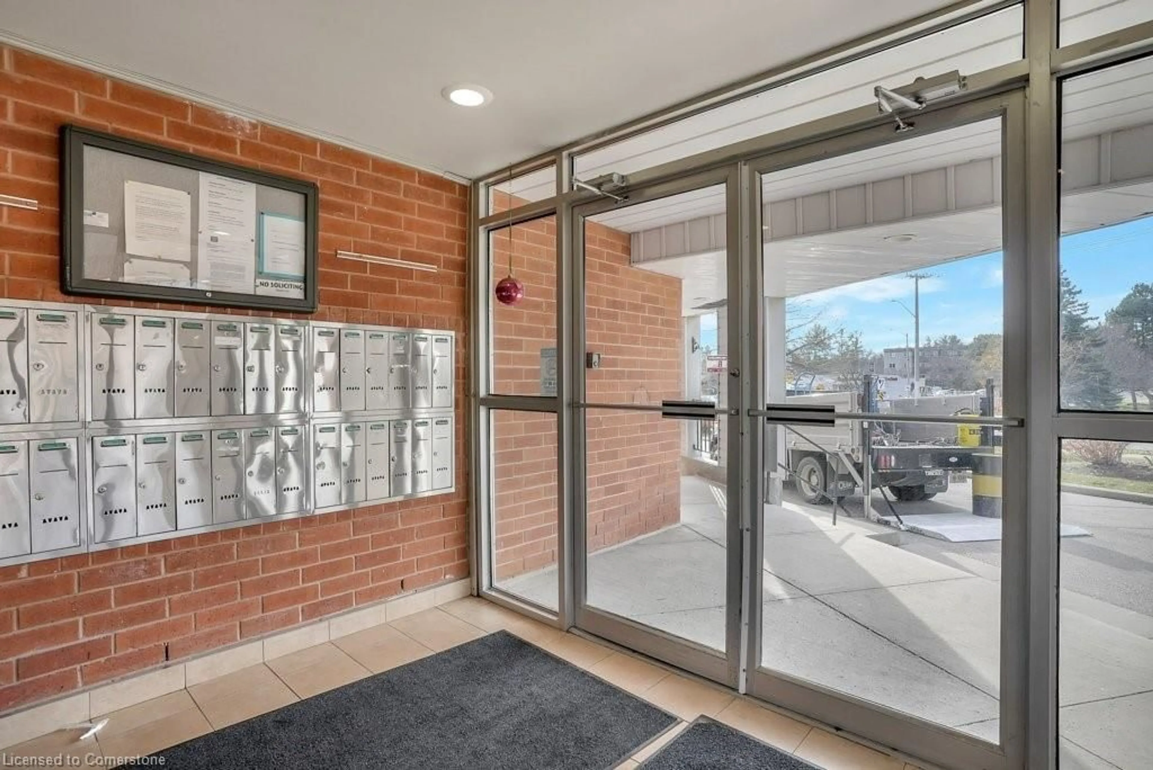 Indoor foyer for 500 Westmount Rd #404, Kitchener Ontario N2M 5M9