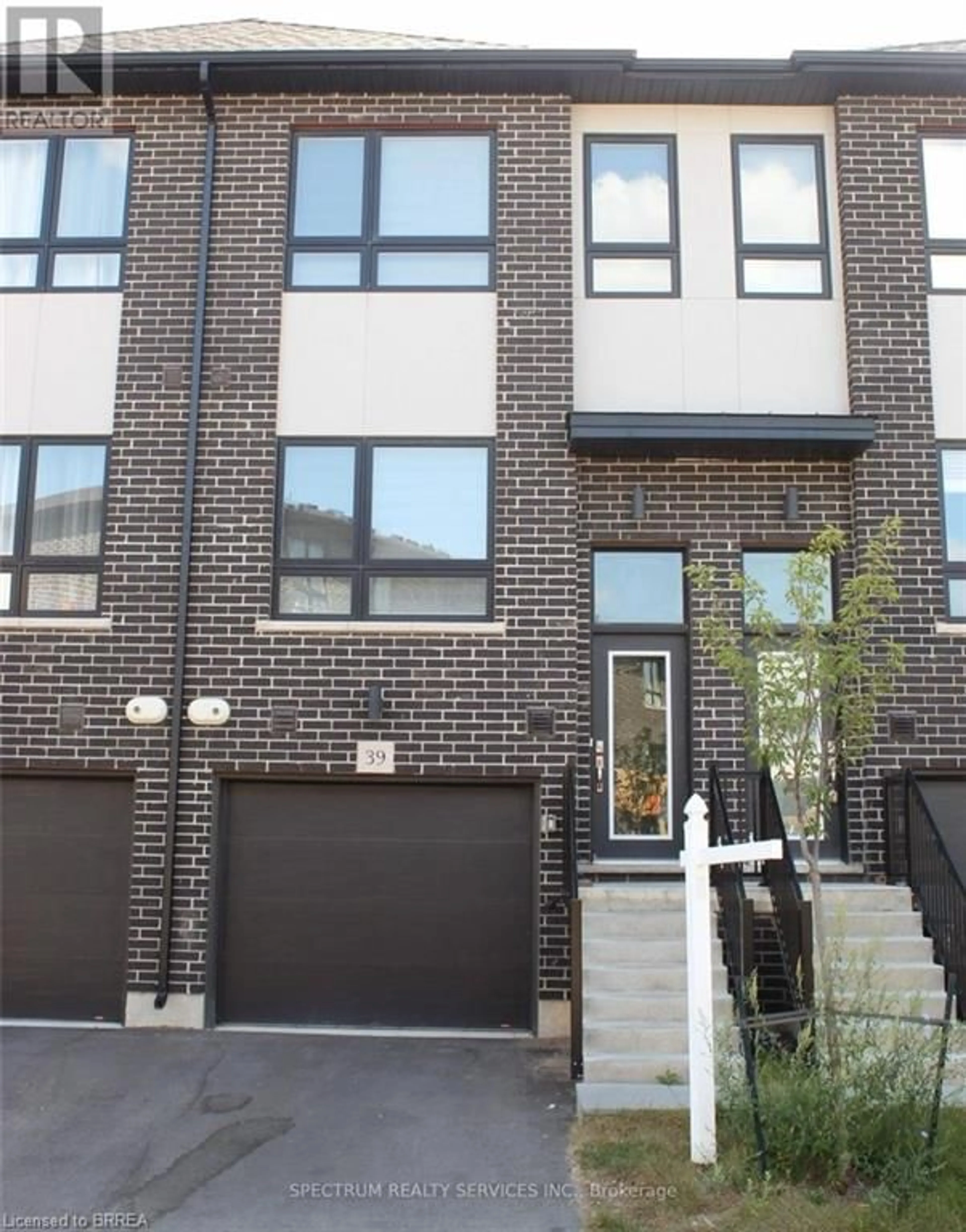 A pic from exterior of the house or condo, the front or back of building for 720 Grey St #39, Brantford Ontario N3S 4Y4