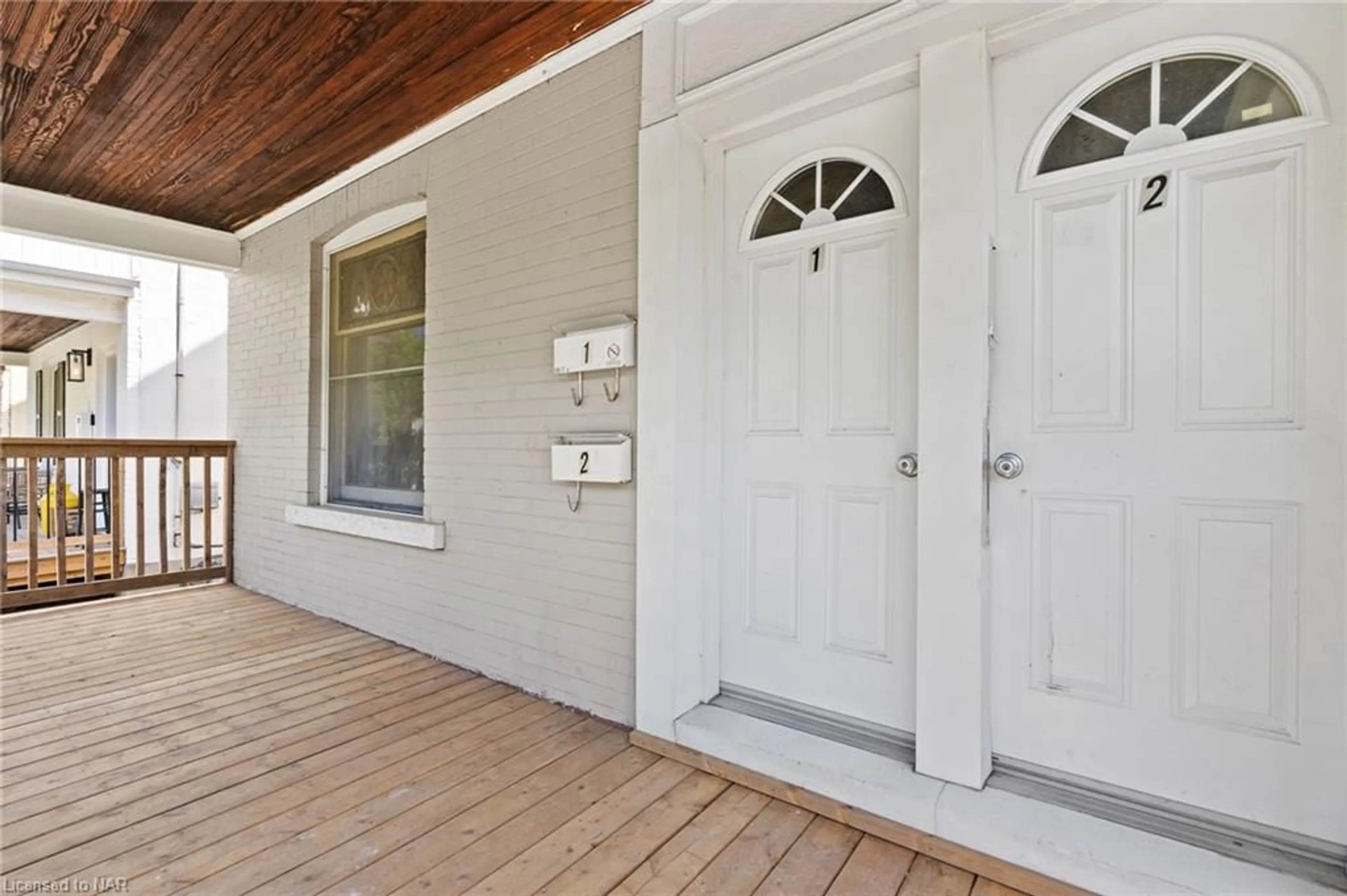 Indoor entryway, wood floors for 78 Chaplin Ave, St. Catharines Ontario L2R 2E7