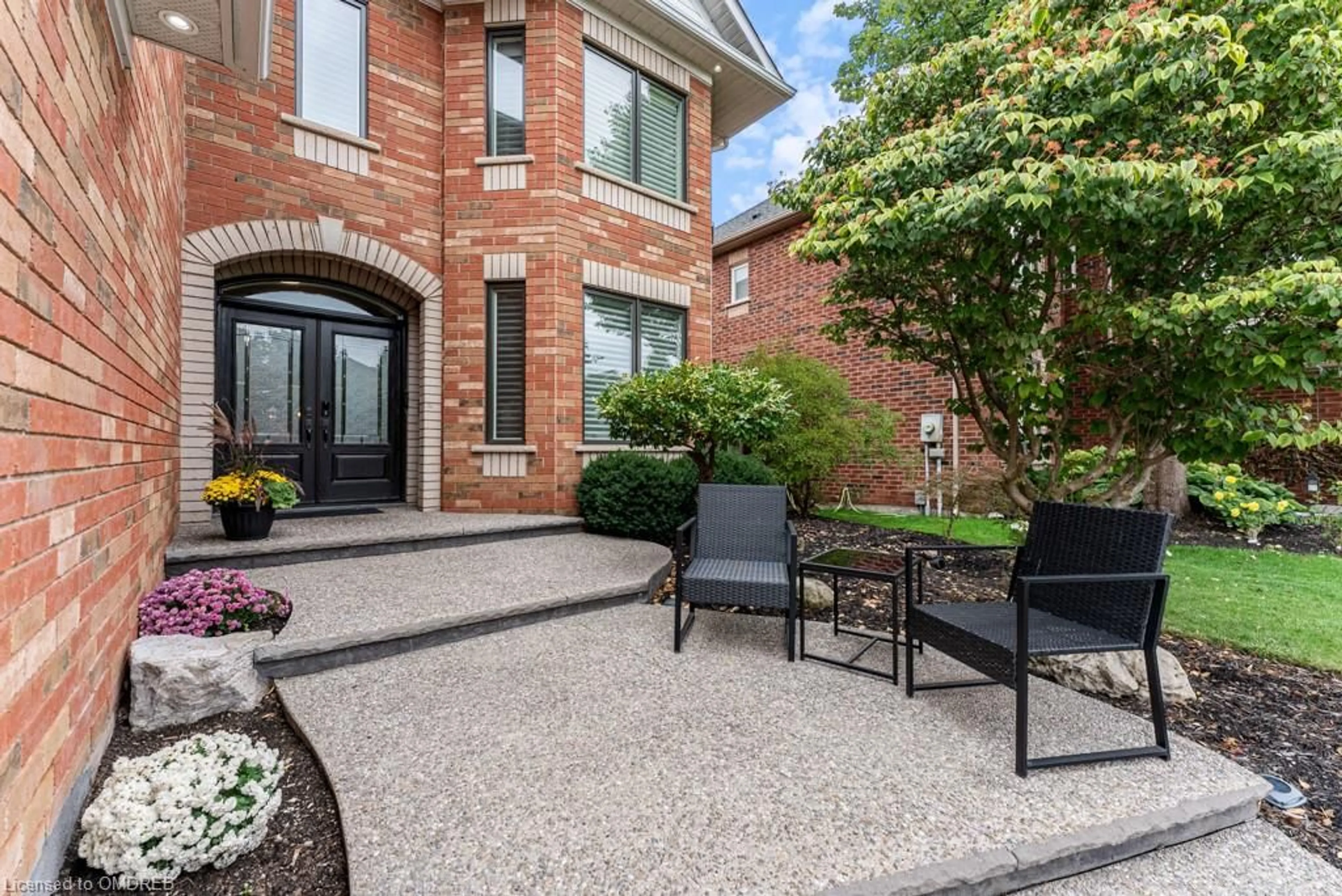 Patio, the street view for 2576 Armour Cres, Burlington Ontario L7M 4T3