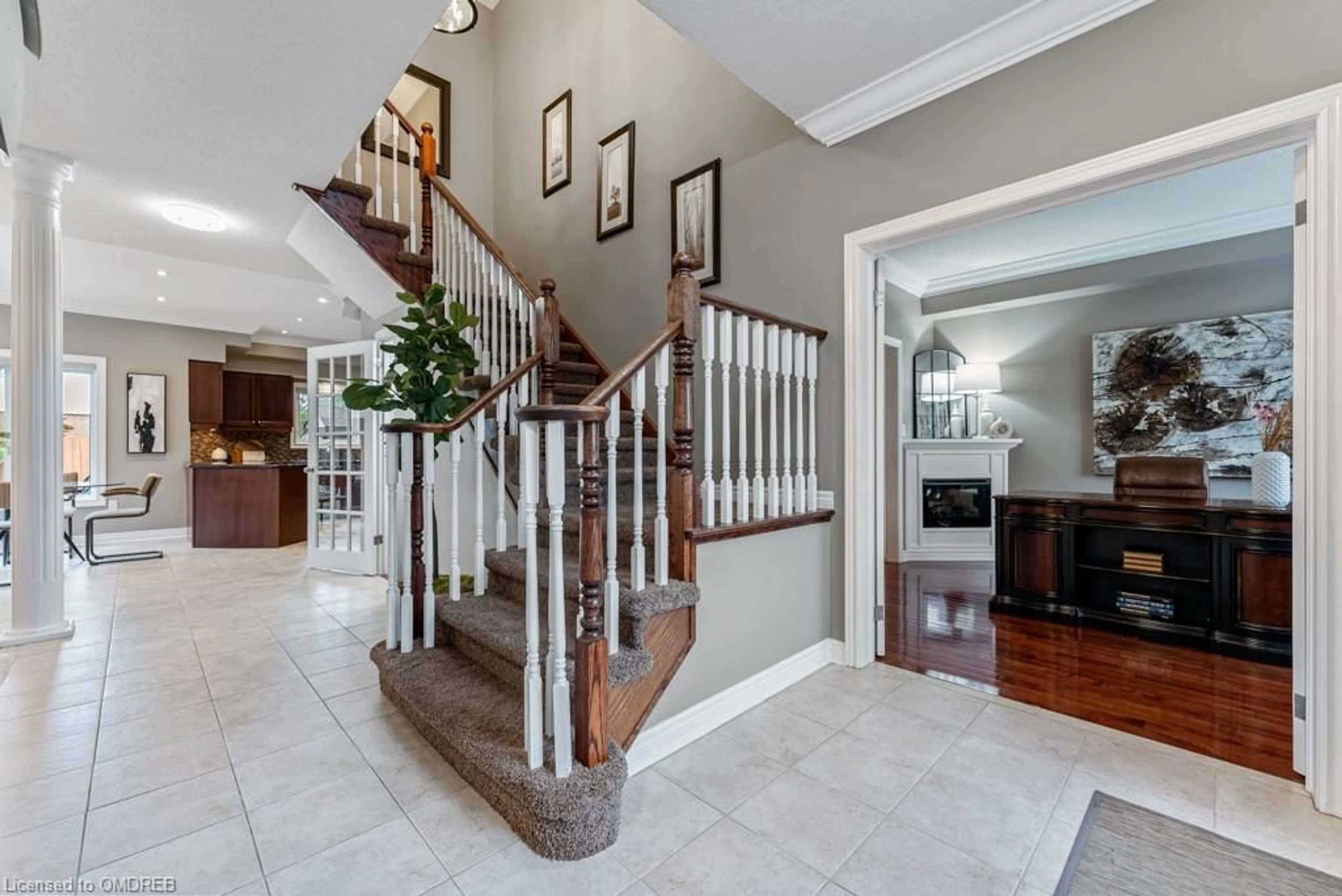 Indoor foyer, wood floors for 2576 Armour Cres, Burlington Ontario L7M 4T3