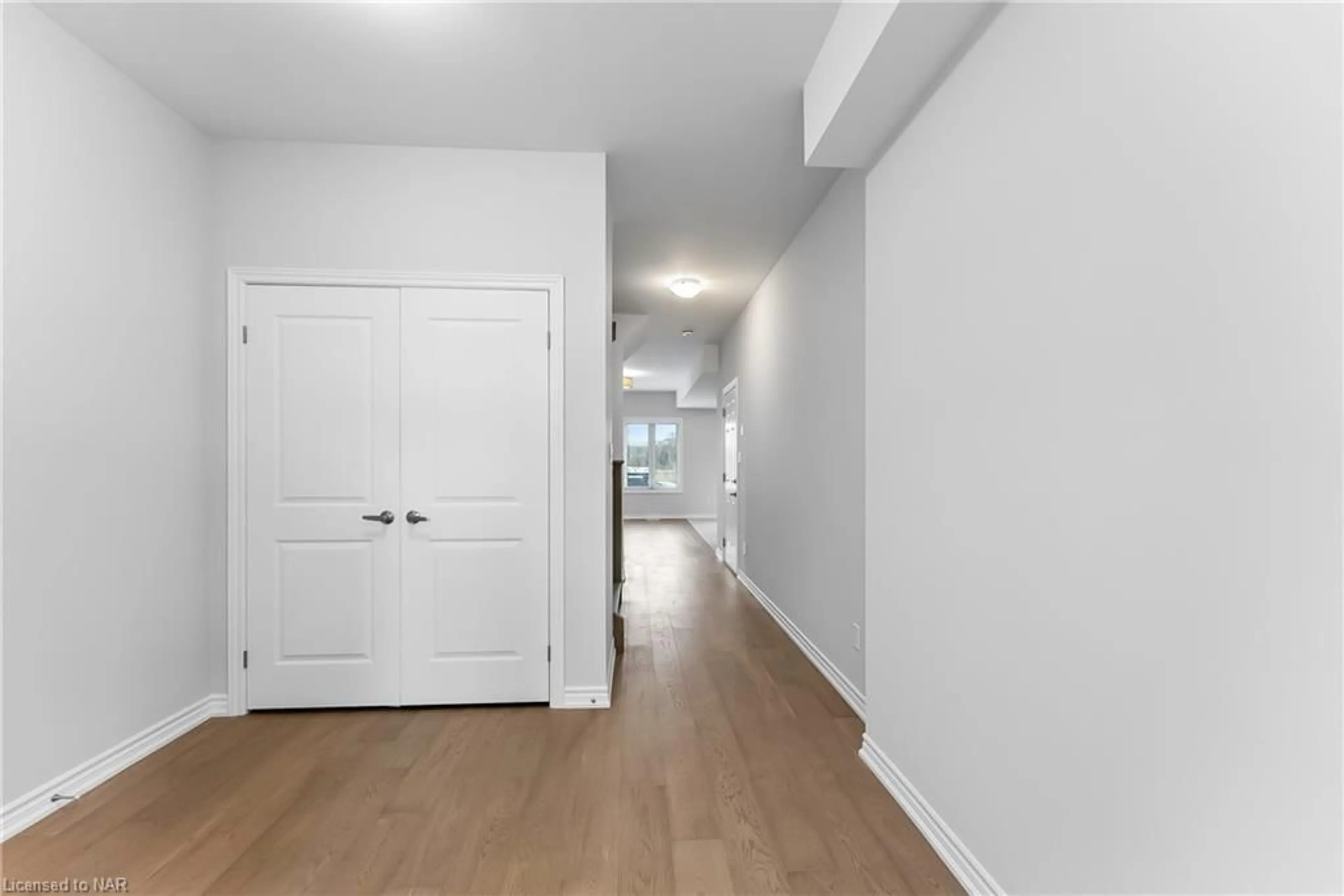 Indoor entryway, wood floors for 93 Renfrew Trail, Welland Ontario L3C 0K2