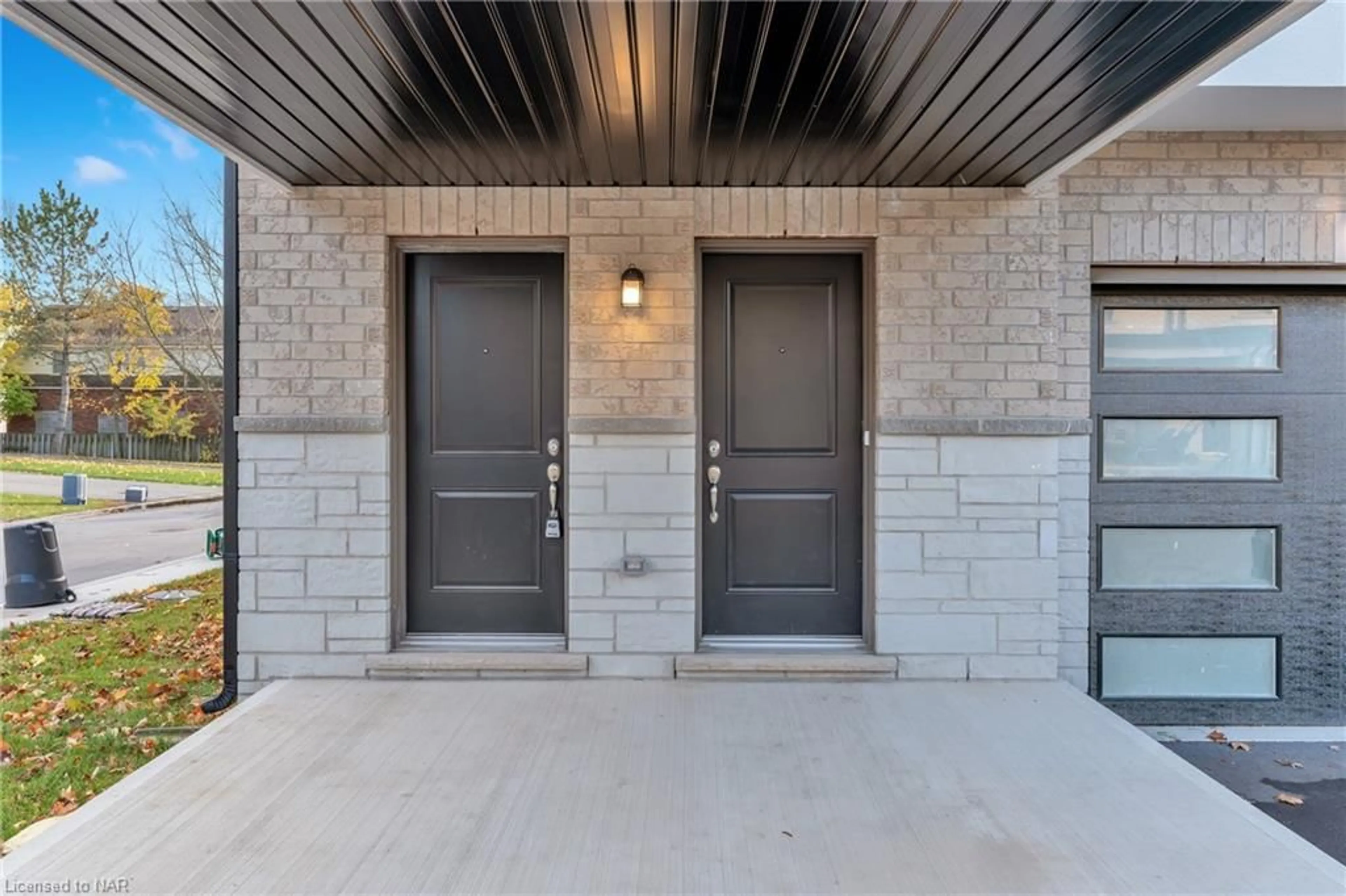 Indoor entryway, cement floor for 3 Alayche Trail, Welland Ontario L3C 0J7