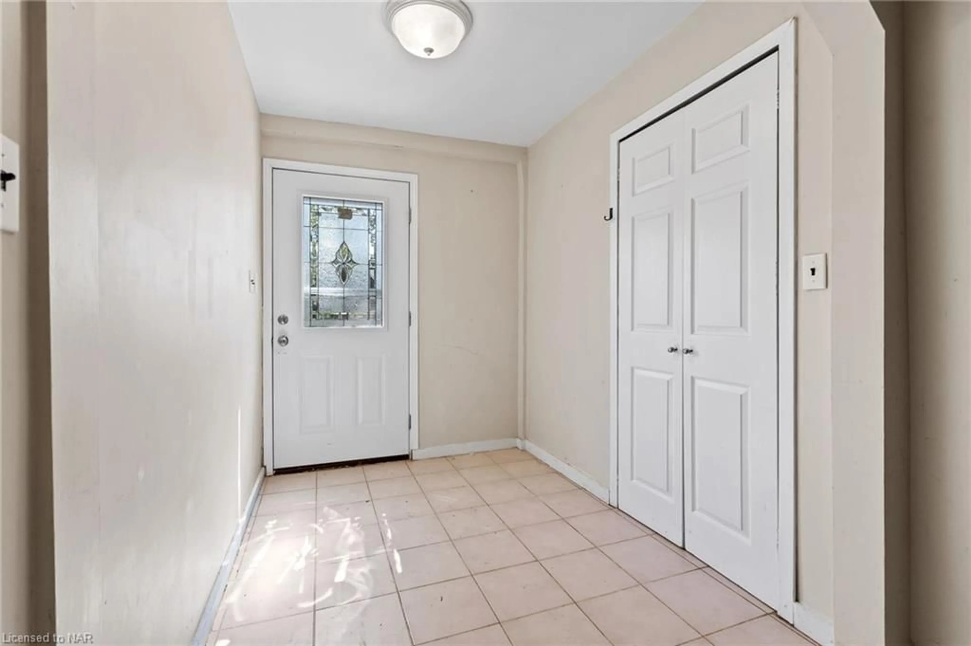 Indoor entryway, unknown floor for 90 First St, Welland Ontario L3B 4R7