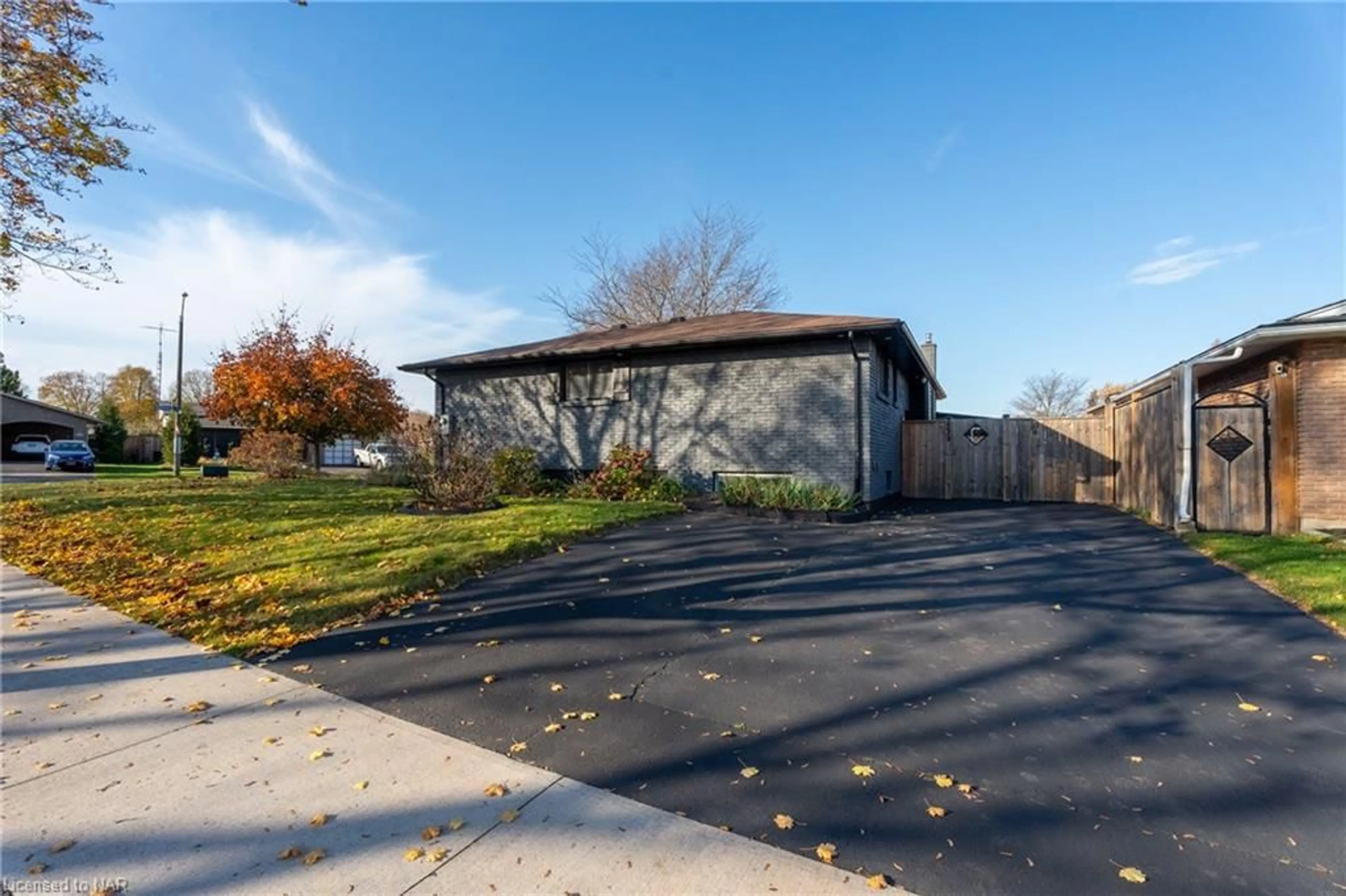 Frontside or backside of a home, the street view for 7229 Harriman St, Niagara Falls Ontario L2J 3W6