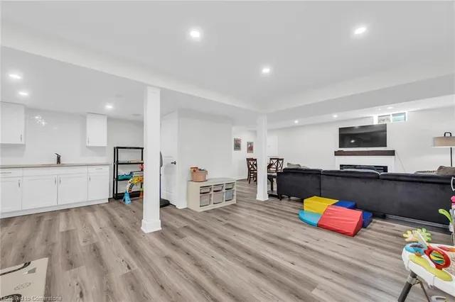 Additional property image - 8 Saybrook Gdns