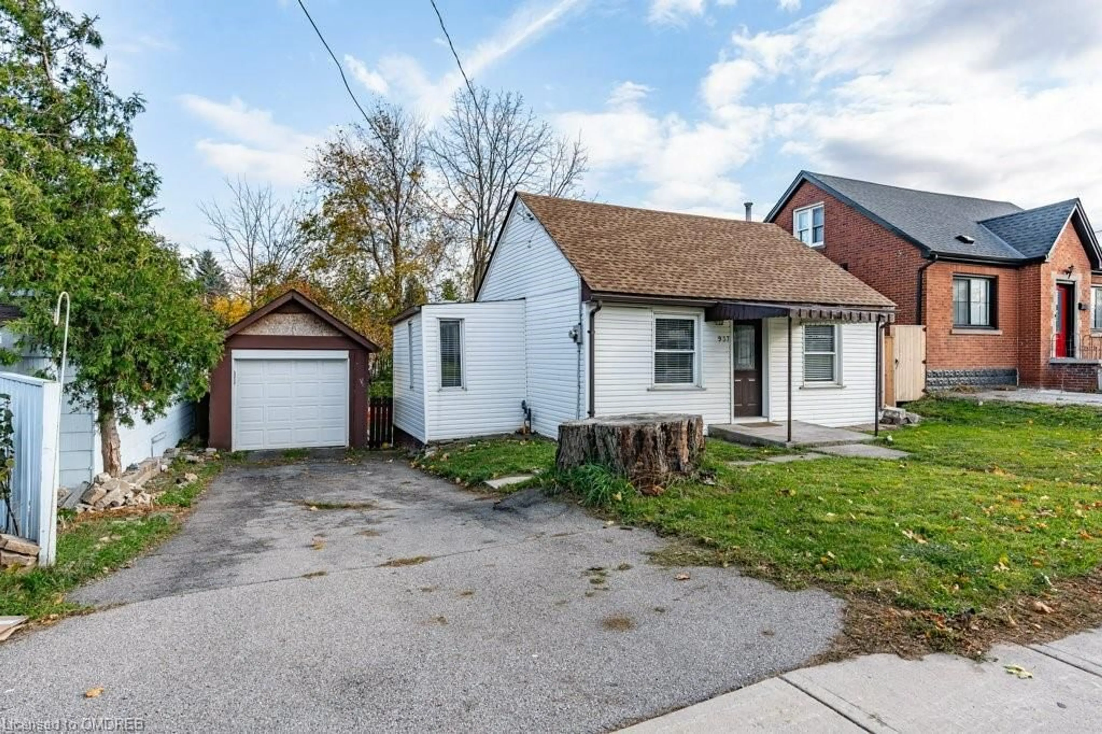 Frontside or backside of a home, cottage for 937 Garth St, Hamilton Ontario L9C 4L3