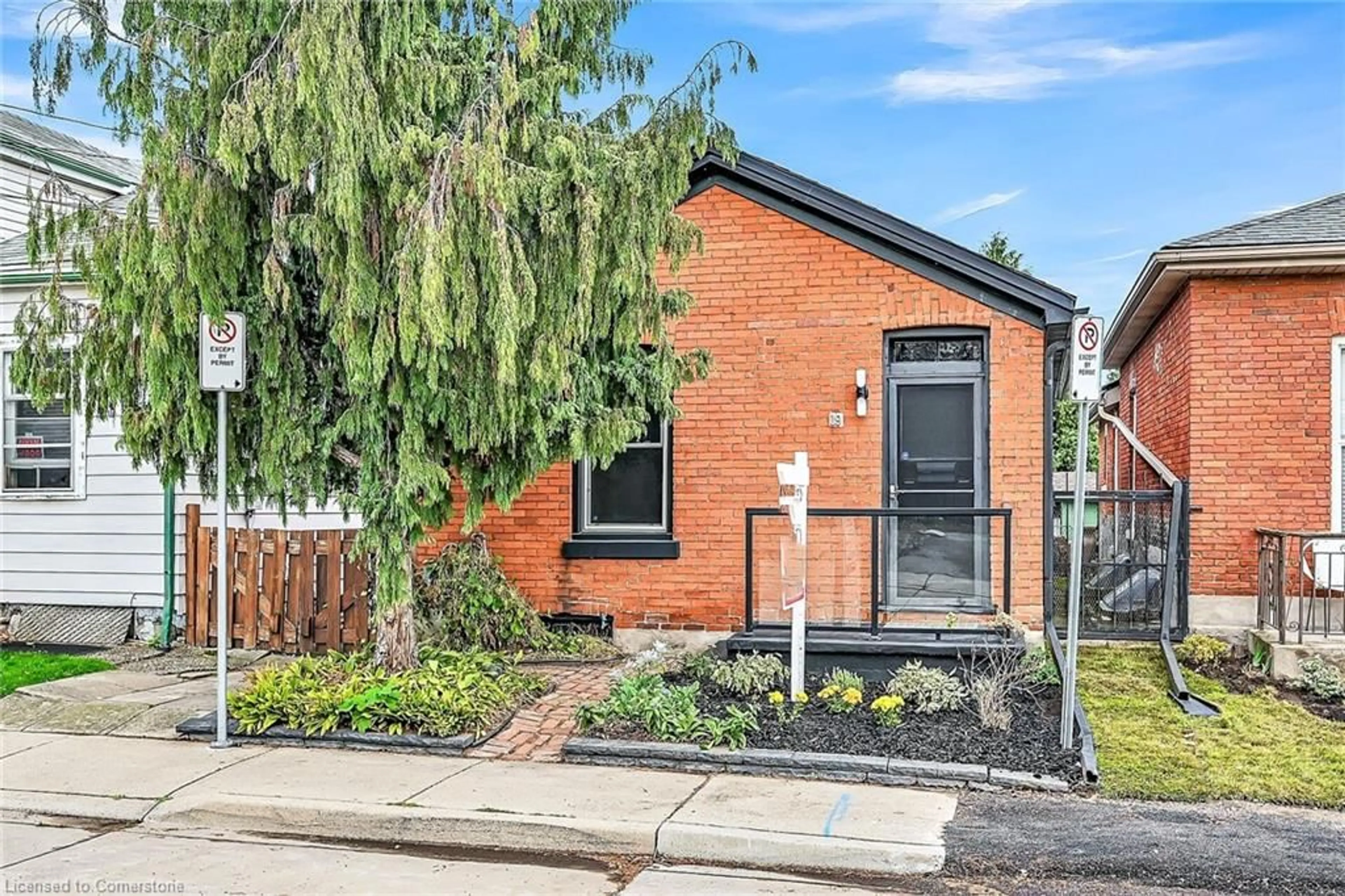 Home with brick exterior material for 19 Ferrie St, Hamilton Ontario L8L 3S6