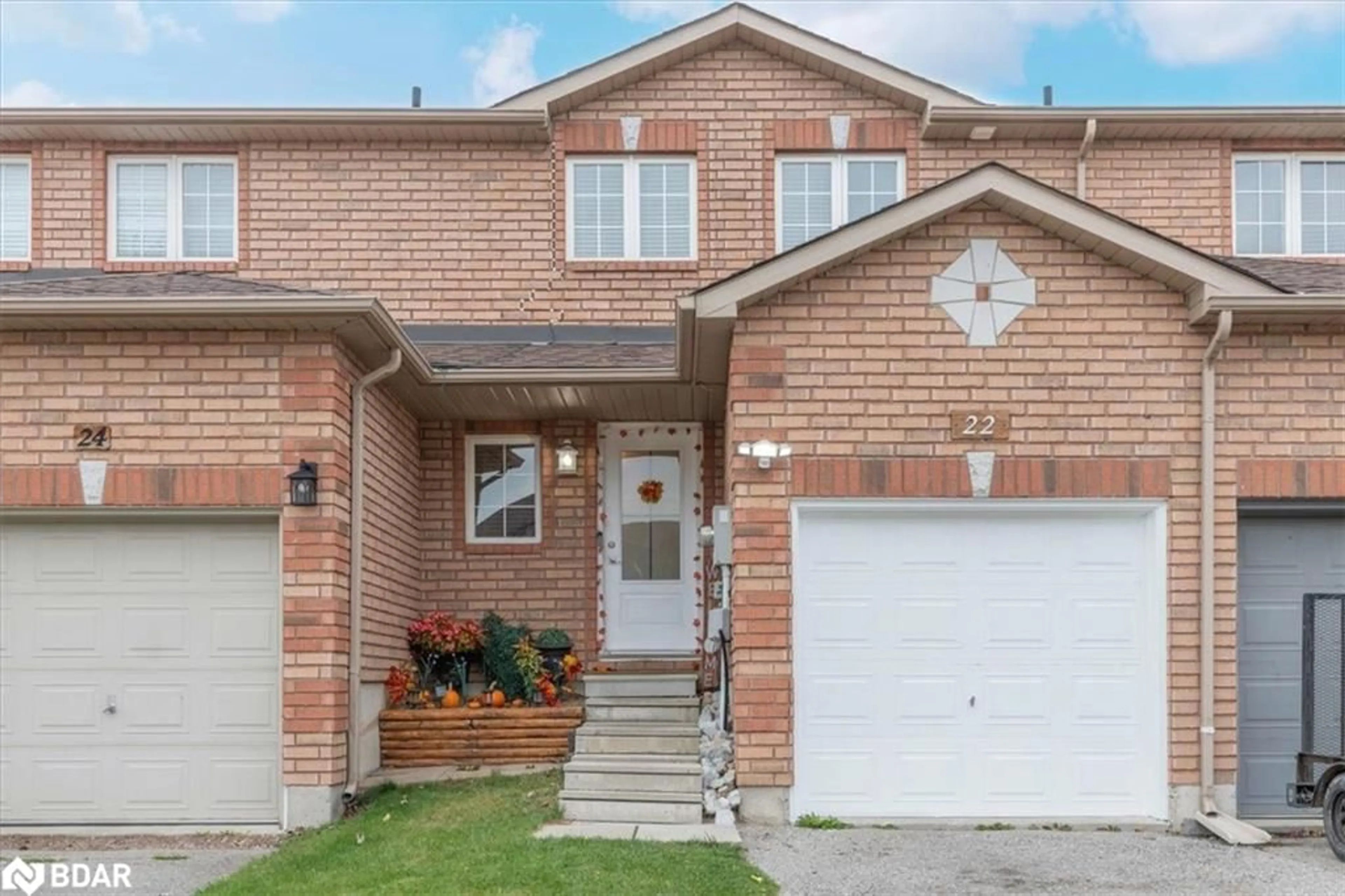 Home with brick exterior material for 22 Mccausland Crt, Barrie Ontario L4N 6C2