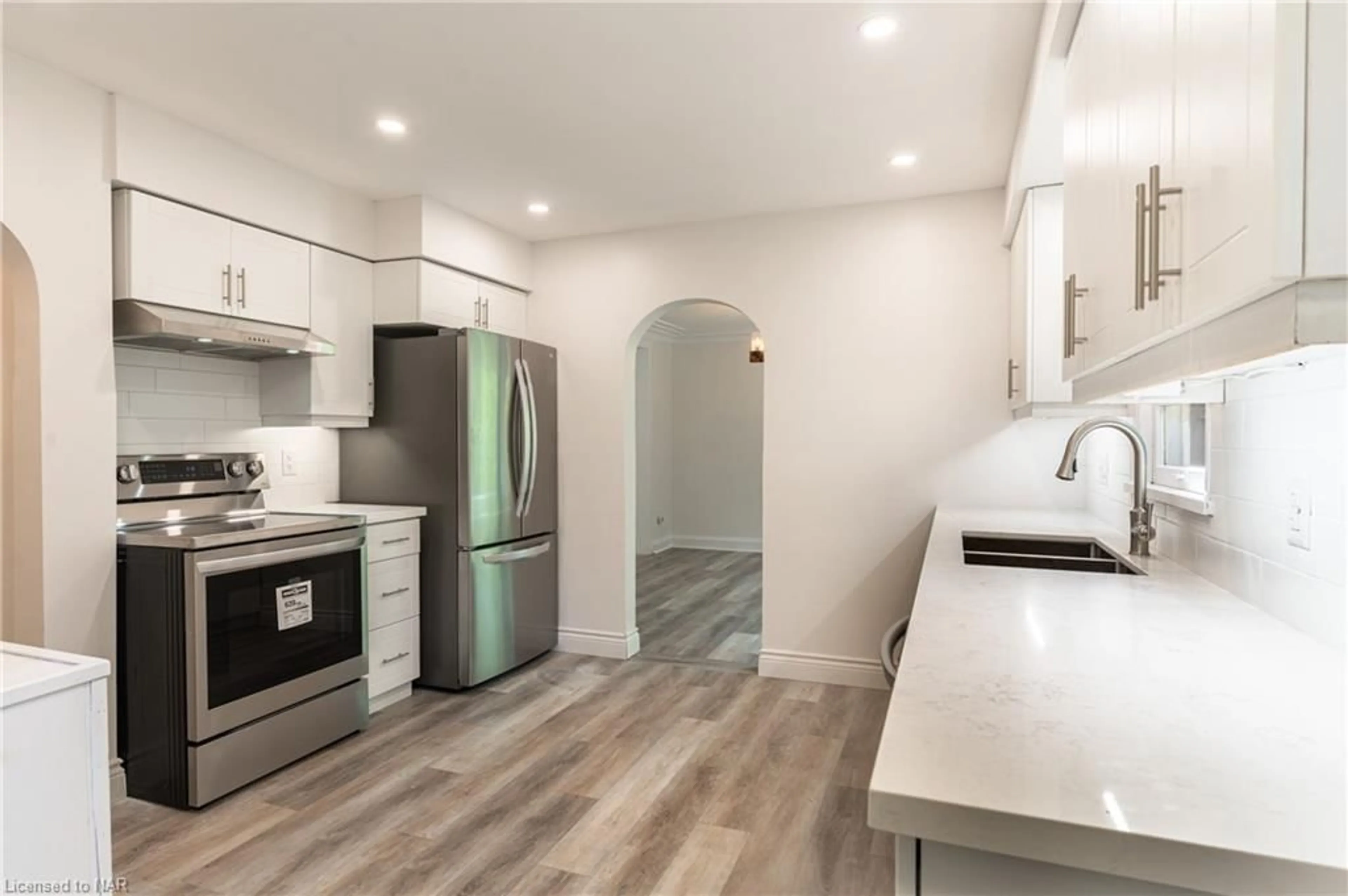 Open concept kitchen for 1008 Haist St, Fonthill Ontario L0S 1E4